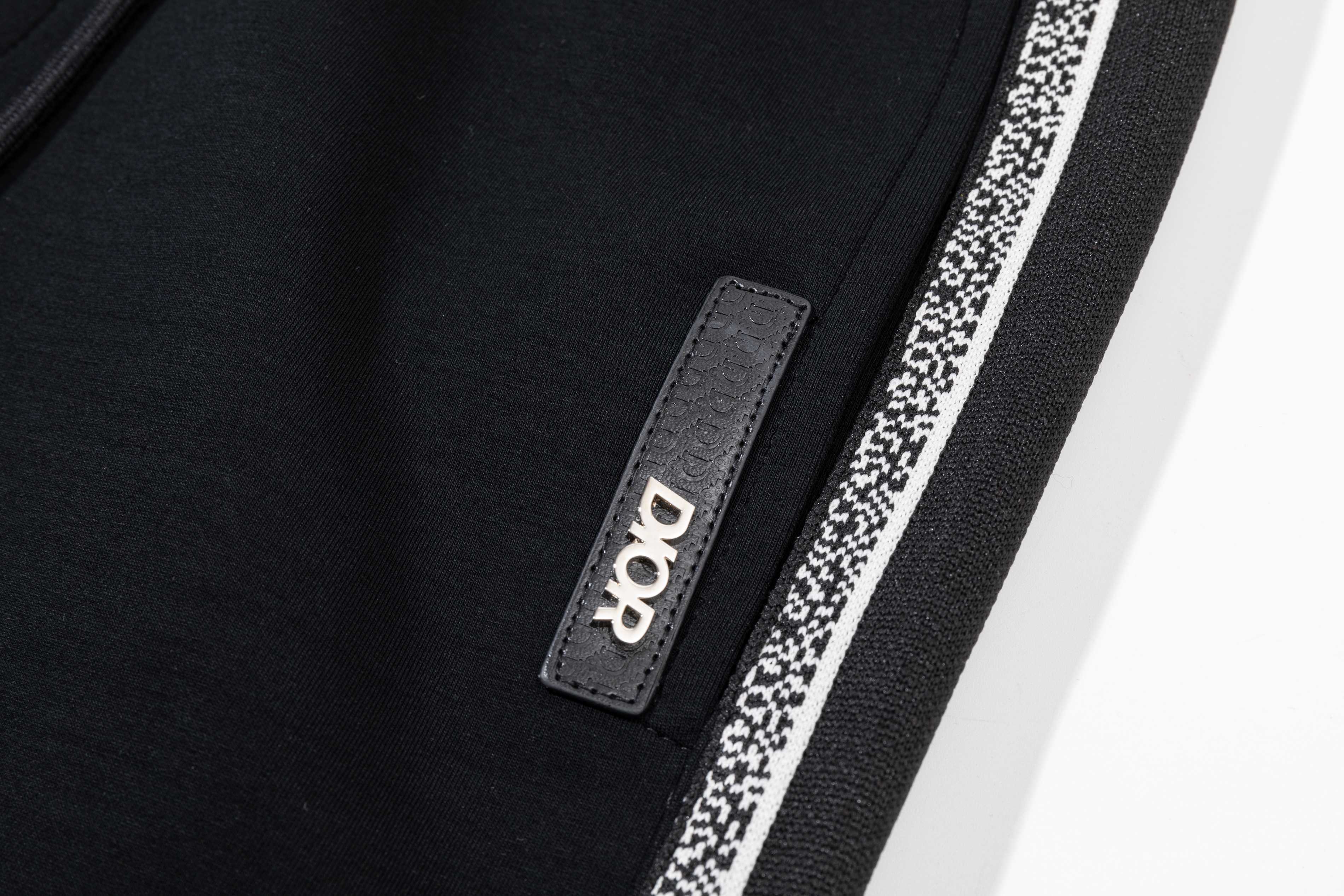 🅿️150
DiOR 迪奥 2025秋冬新款休闲裤
皮标logo织带工艺
高端版本，专柜定制面料 透气舒适度高，细节无可挑剔，品牌元素设计理念，体现高品质。手感细腻柔软！呈现休闲裁剪，上身版型超赞！
颜色：黑 
码数：M—4XL