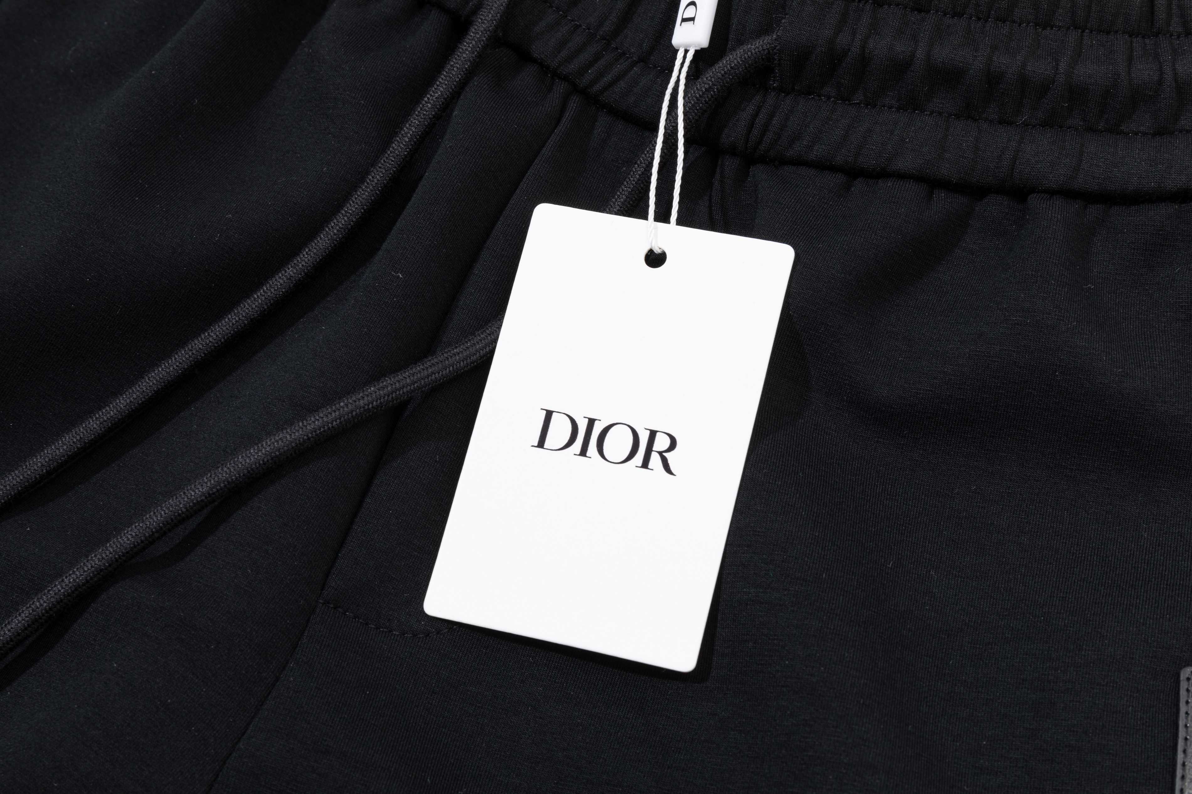 🅿️150
DiOR 迪奥 2025秋冬新款休闲裤
皮标logo织带工艺
高端版本，专柜定制面料 透气舒适度高，细节无可挑剔，品牌元素设计理念，体现高品质。手感细腻柔软！呈现休闲裁剪，上身版型超赞！
颜色：黑 
码数：M—4XL