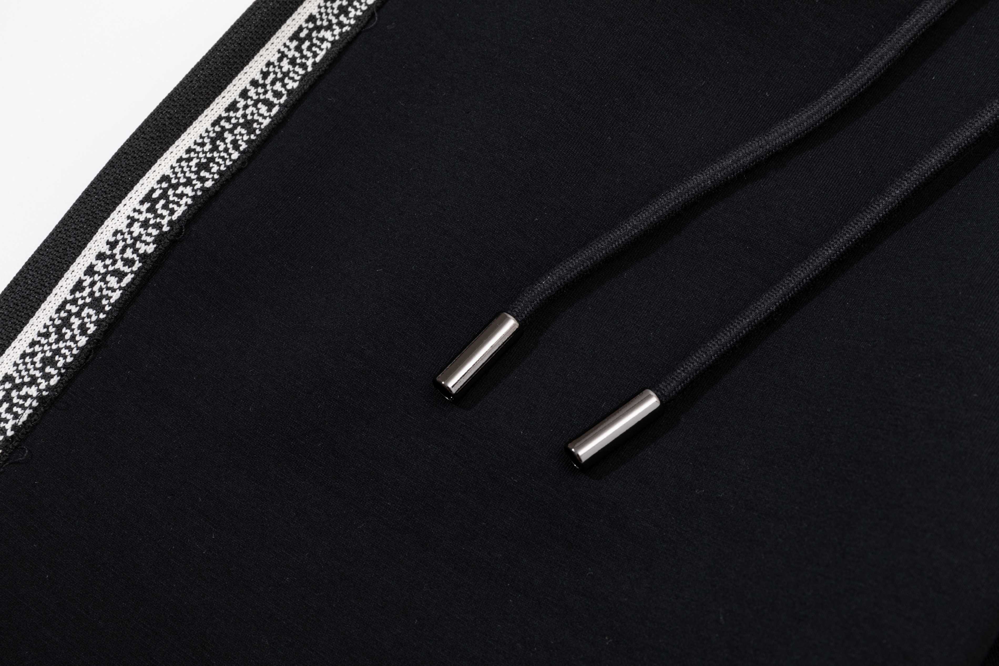 🅿️150
DiOR 迪奥 2025秋冬新款休闲裤
皮标logo织带工艺
高端版本，专柜定制面料 透气舒适度高，细节无可挑剔，品牌元素设计理念，体现高品质。手感细腻柔软！呈现休闲裁剪，上身版型超赞！
颜色：黑 
码数：M—4XL