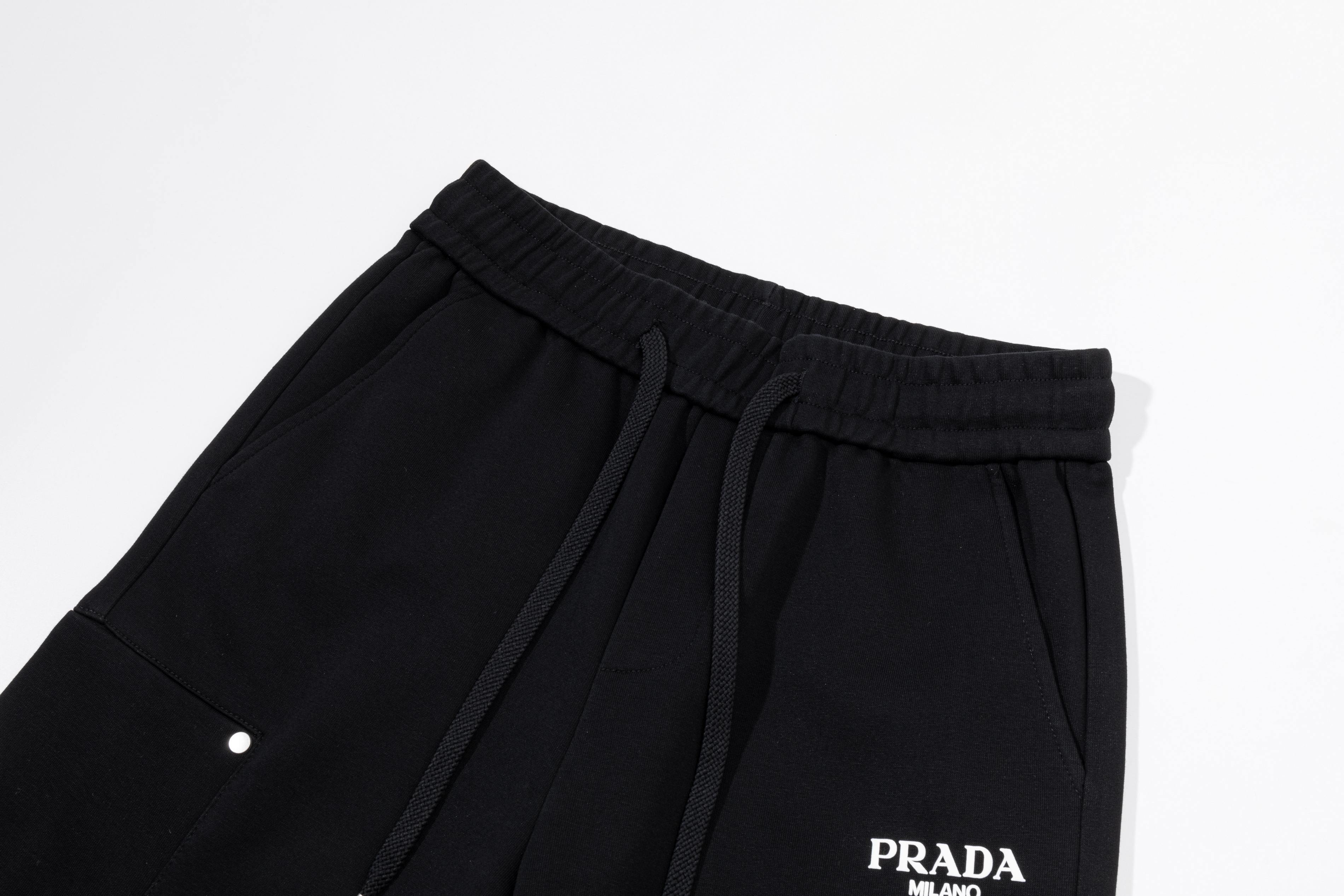 🅿️150
PRADA 普拉达 2025秋冬新款休闲裤
经典三角皮标logo
高端版本，专柜定制面料 透气舒适度高，细节无可挑剔，品牌元素设计理念，体现高品质。手感细腻柔软！呈现休闲裁剪，上身版型超赞！
颜色：黑 
码数：M—4XL