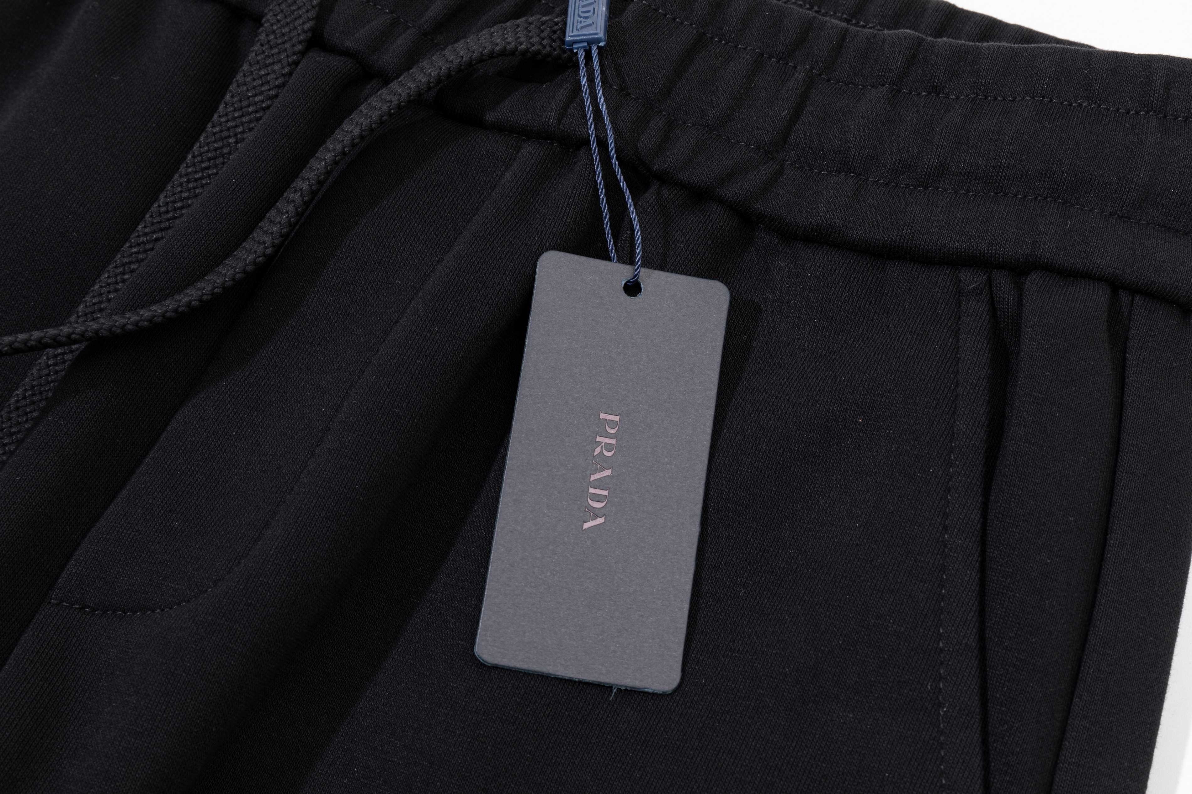 🅿️150
PRADA 普拉达 2025秋冬新款休闲裤
经典三角皮标logo
高端版本，专柜定制面料 透气舒适度高，细节无可挑剔，品牌元素设计理念，体现高品质。手感细腻柔软！呈现休闲裁剪，上身版型超赞！
颜色：黑 
码数：M—4XL