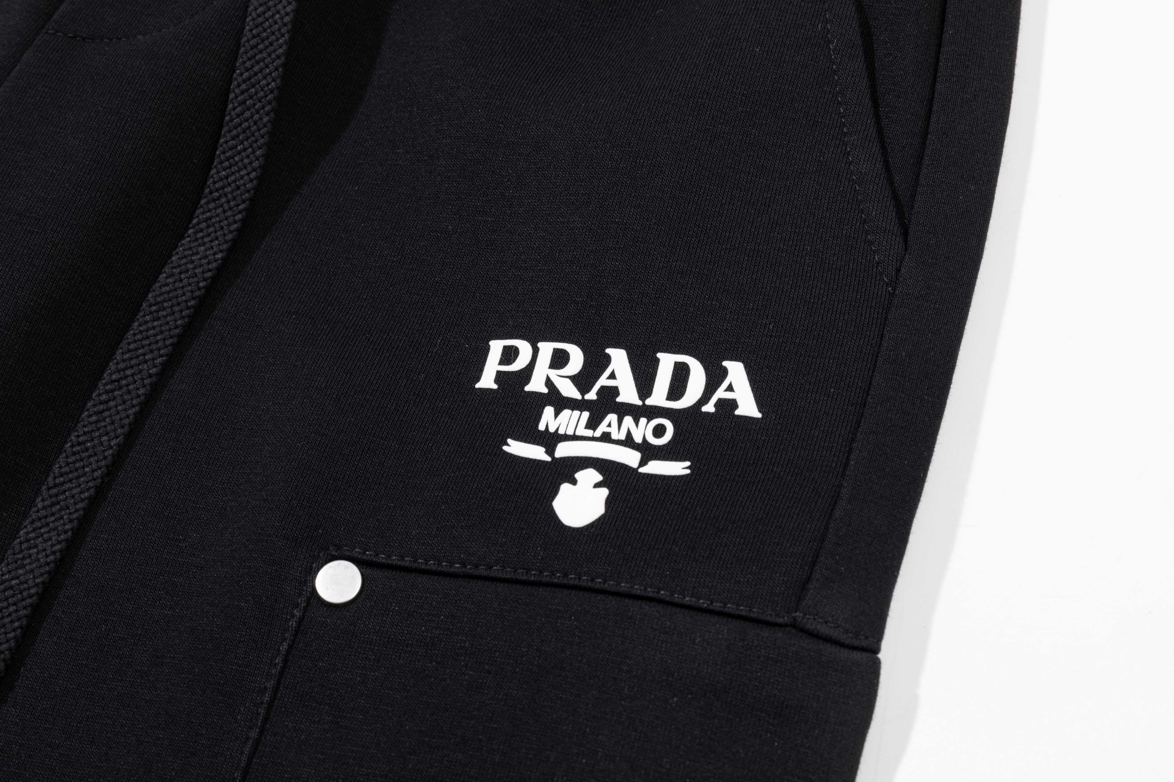🅿️150
PRADA 普拉达 2025秋冬新款休闲裤
经典三角皮标logo
高端版本，专柜定制面料 透气舒适度高，细节无可挑剔，品牌元素设计理念，体现高品质。手感细腻柔软！呈现休闲裁剪，上身版型超赞！
颜色：黑 
码数：M—4XL