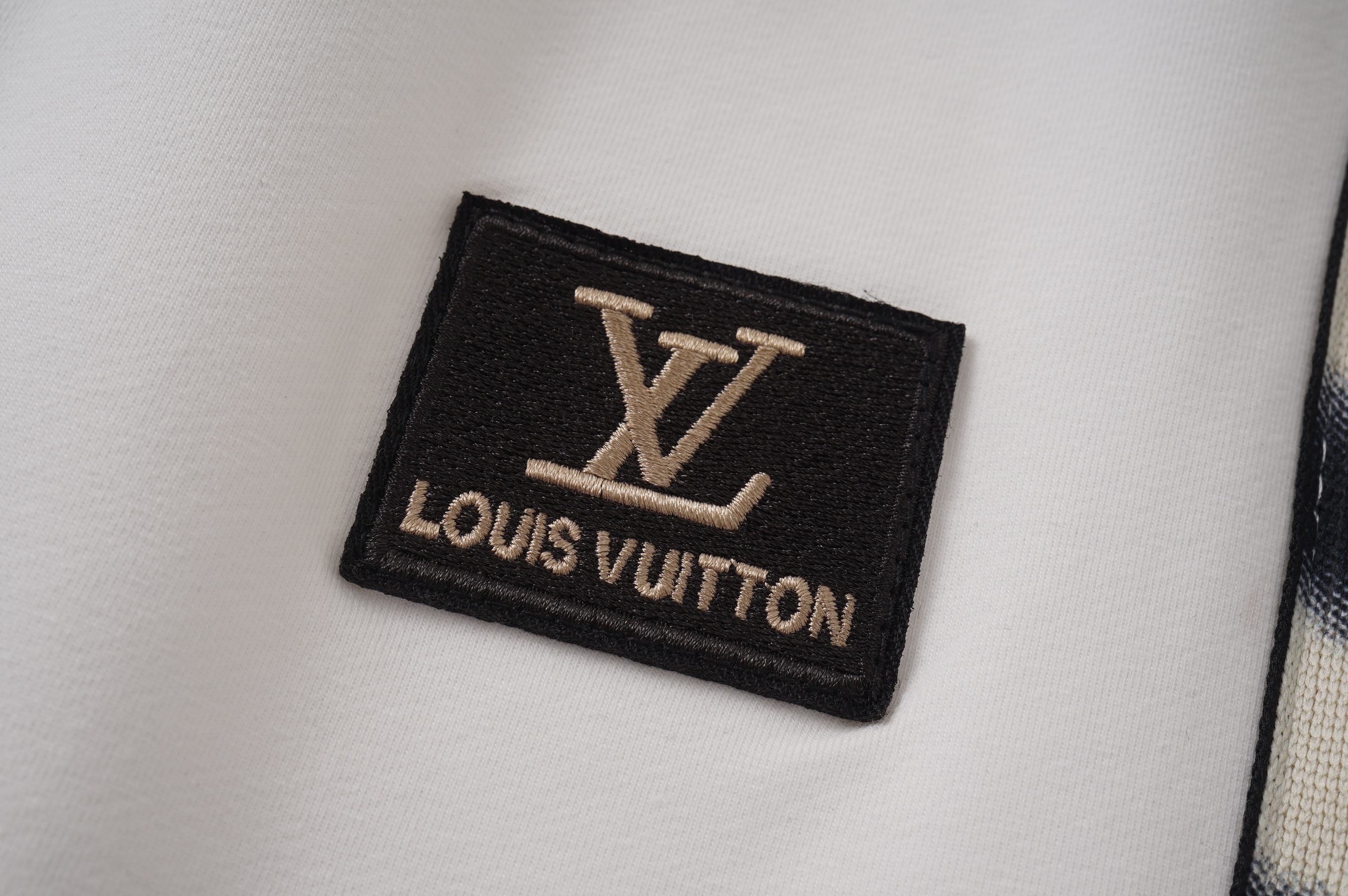 🅿️130
LV 驴家 2025秋冬新款休闲直筒长裤
刺绣logo织带工艺 （四季款不断货）
专柜定制面料 透气舒适度高，细节无可挑剔，品牌元素设计理念，体现高品质。手感细腻柔软！呈现休闲裁剪，上身版型超赞！
颜色：黑色  白色
码数：M—2XL 

