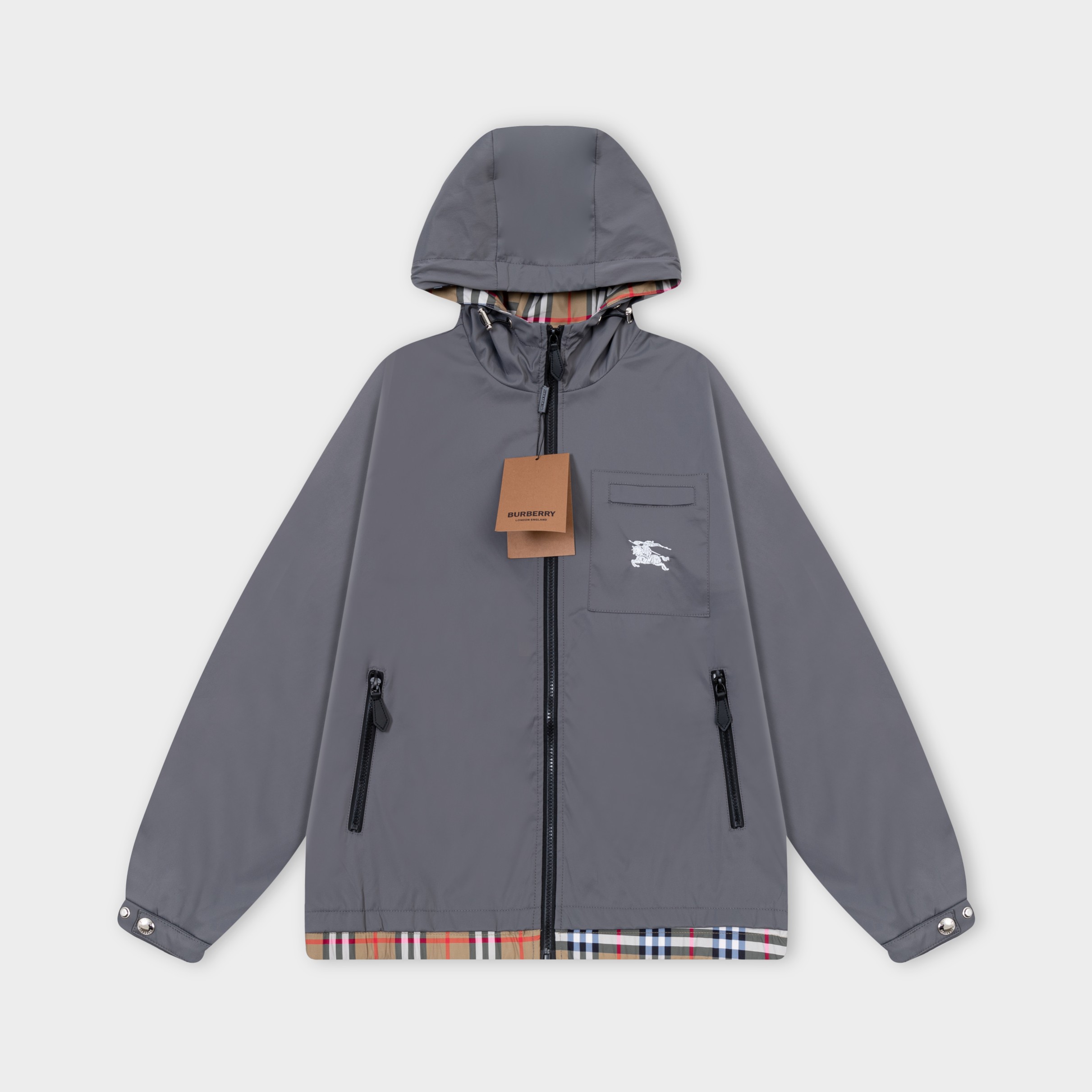 💰250
2025  巴宝莉BURBEBBY  秋冬新品  定制五金 .刺绣logo。高品质连帽外套 主推爆版  臻选定制面料 更高档次  高密度记忆拉丝里料  更加时尚舒适 高标准定制 上身非常有型 经典百搭 任何时装都可以搭配 版型超级好 值得推荐！ 
颜色：灰色 黑色  
码数: M-3XL