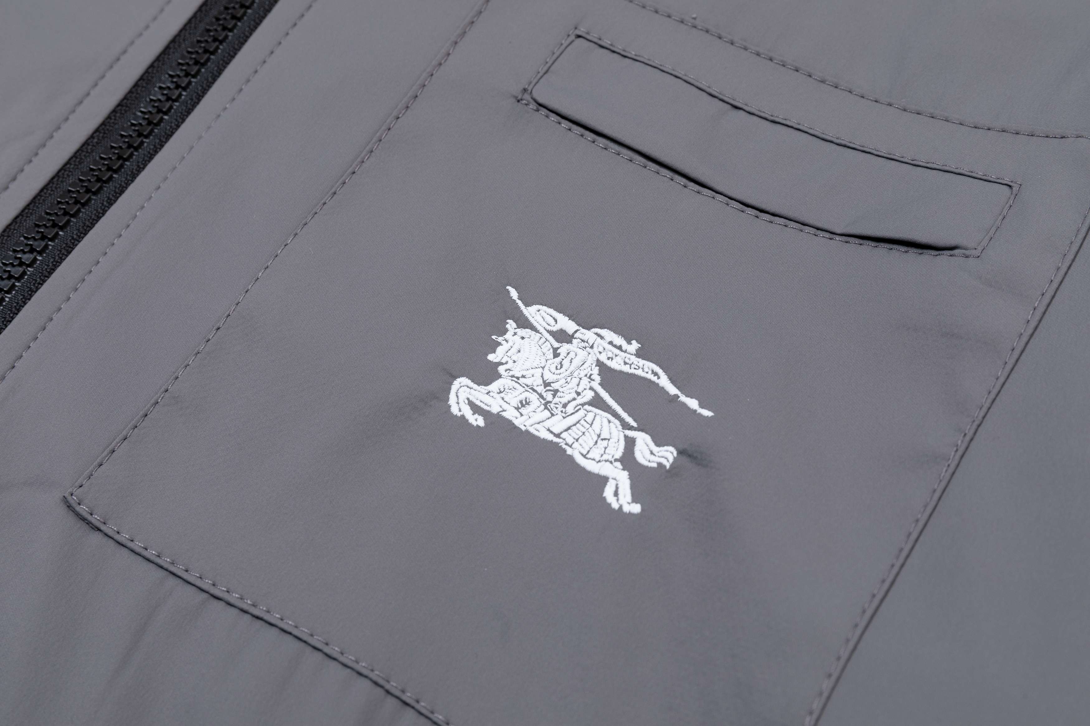 💰250
2025  巴宝莉BURBEBBY  秋冬新品  定制五金 .刺绣logo。高品质连帽外套 主推爆版  臻选定制面料 更高档次  高密度记忆拉丝里料  更加时尚舒适 高标准定制 上身非常有型 经典百搭 任何时装都可以搭配 版型超级好 值得推荐！ 
颜色：灰色 黑色  
码数: M-3XL