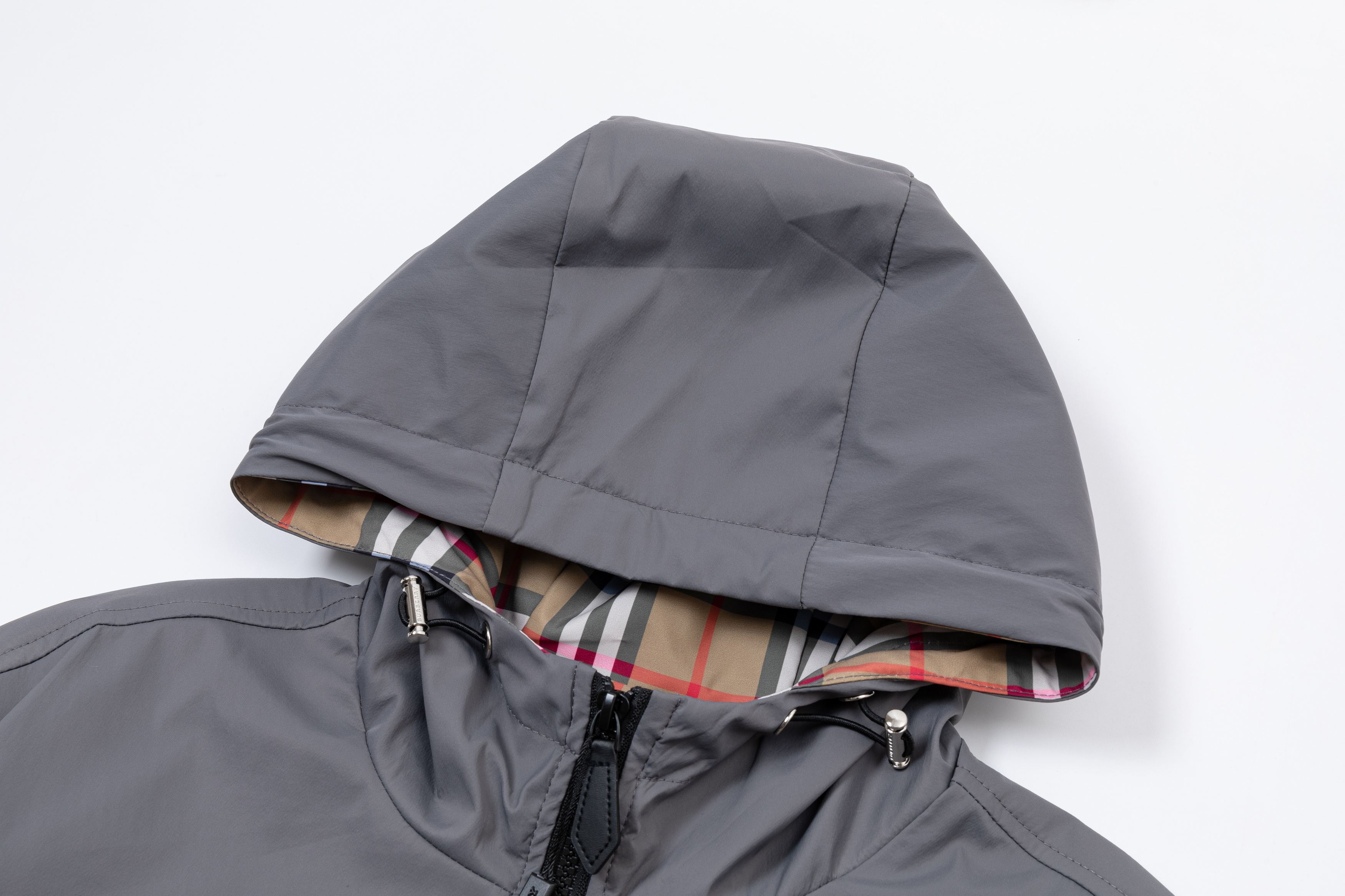 💰250
2025  巴宝莉BURBEBBY  秋冬新品  定制五金 .刺绣logo。高品质连帽外套 主推爆版  臻选定制面料 更高档次  高密度记忆拉丝里料  更加时尚舒适 高标准定制 上身非常有型 经典百搭 任何时装都可以搭配 版型超级好 值得推荐！ 
颜色：灰色 黑色  
码数: M-3XL