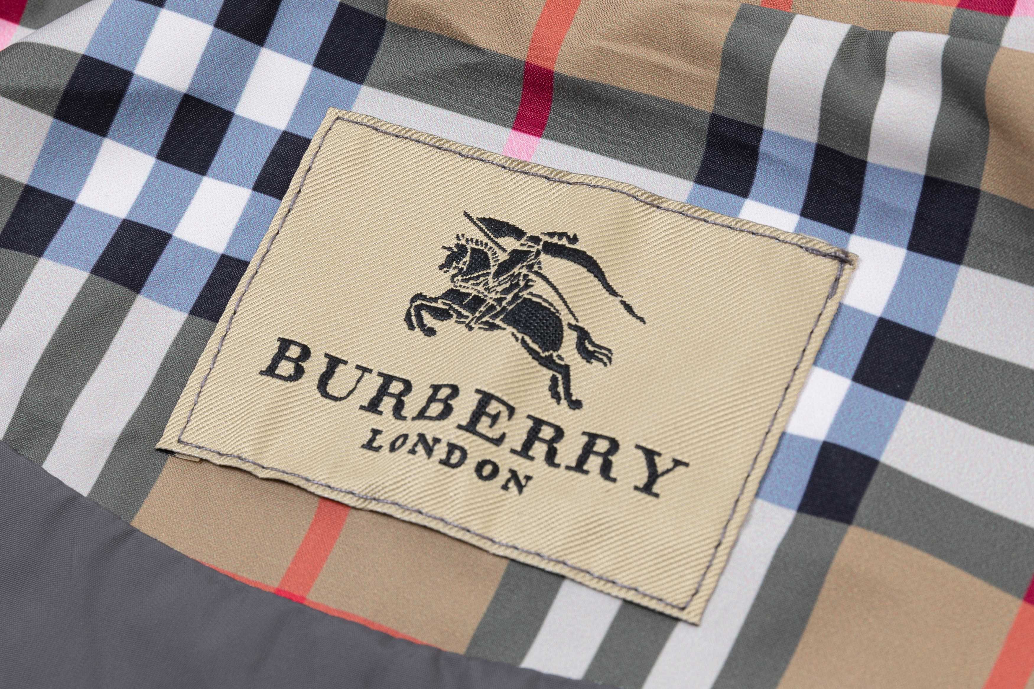 💰250
2025  巴宝莉BURBEBBY  秋冬新品  定制五金 .刺绣logo。高品质连帽外套 主推爆版  臻选定制面料 更高档次  高密度记忆拉丝里料  更加时尚舒适 高标准定制 上身非常有型 经典百搭 任何时装都可以搭配 版型超级好 值得推荐！ 
颜色：灰色 黑色  
码数: M-3XL