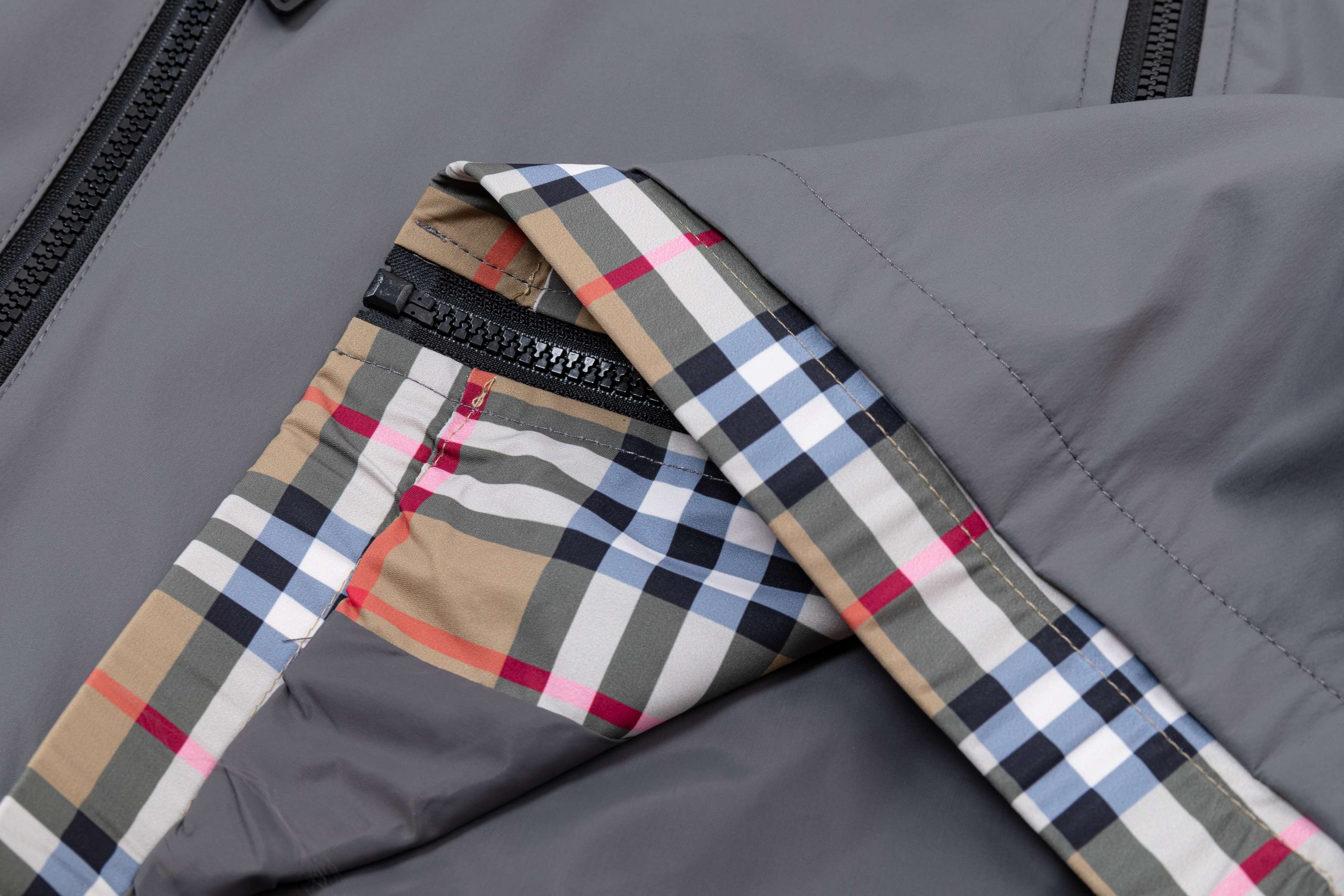 💰250
2025  巴宝莉BURBEBBY  秋冬新品  定制五金 .刺绣logo。高品质连帽外套 主推爆版  臻选定制面料 更高档次  高密度记忆拉丝里料  更加时尚舒适 高标准定制 上身非常有型 经典百搭 任何时装都可以搭配 版型超级好 值得推荐！ 
颜色：灰色 黑色  
码数: M-3XL