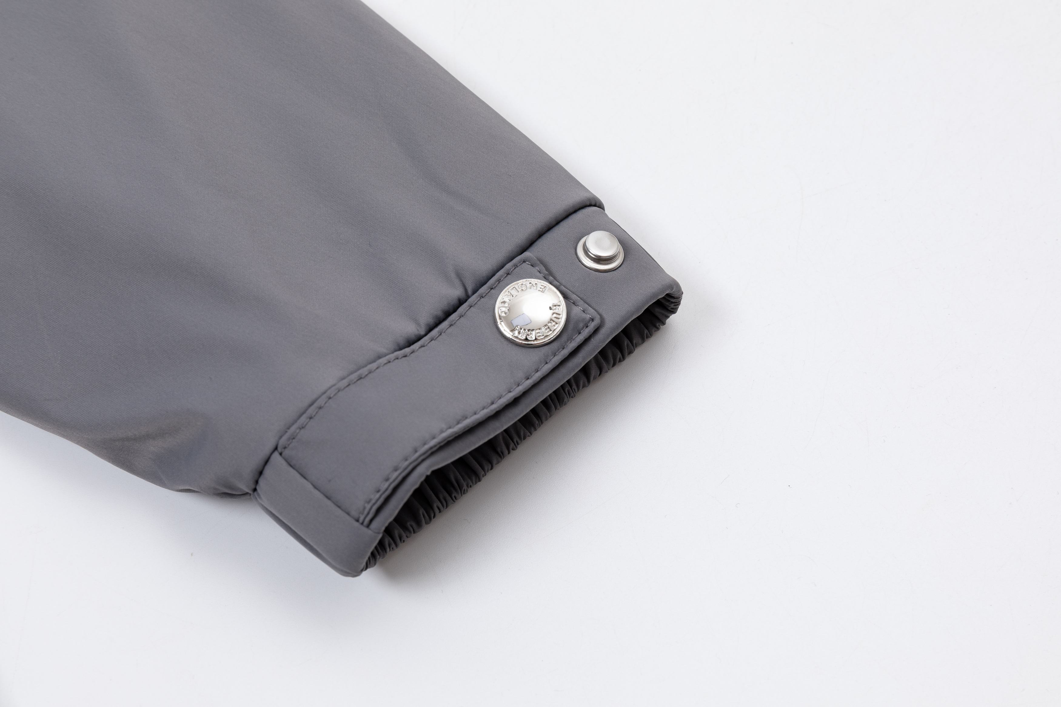 💰250
2025  巴宝莉BURBEBBY  秋冬新品  定制五金 .刺绣logo。高品质连帽外套 主推爆版  臻选定制面料 更高档次  高密度记忆拉丝里料  更加时尚舒适 高标准定制 上身非常有型 经典百搭 任何时装都可以搭配 版型超级好 值得推荐！ 
颜色：灰色 黑色  
码数: M-3XL