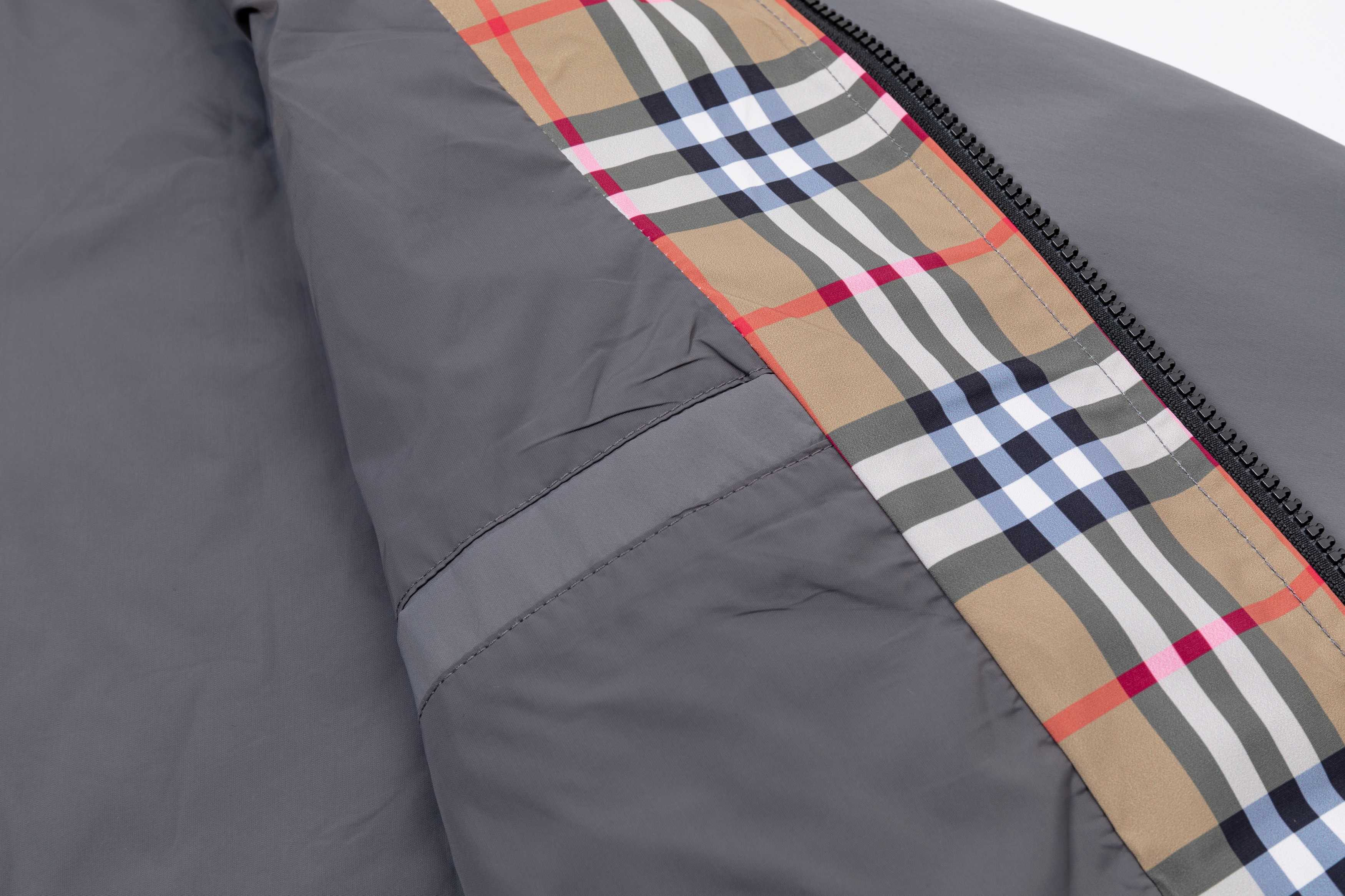 💰250
2025  巴宝莉BURBEBBY  秋冬新品  定制五金 .刺绣logo。高品质连帽外套 主推爆版  臻选定制面料 更高档次  高密度记忆拉丝里料  更加时尚舒适 高标准定制 上身非常有型 经典百搭 任何时装都可以搭配 版型超级好 值得推荐！ 
颜色：灰色 黑色  
码数: M-3XL