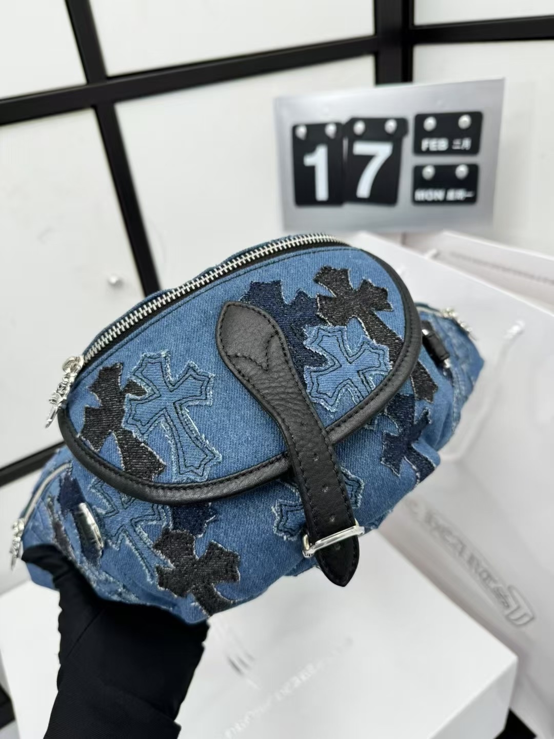 Daily shipping, customer order collection showcase