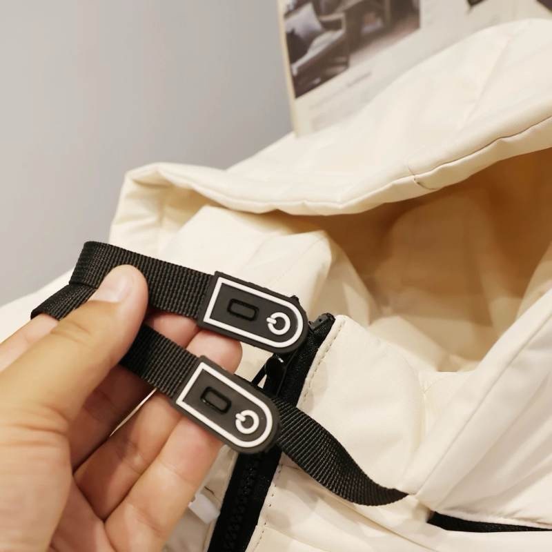 上新 💰140 
2025ss迪桑特/ DESCENTE 秋冬新款情侣户外连帽马甲

尺码： L - 5XL   颜色： 黑色 米色 浅绿 
见图9

采用的超细纤维棉，平铺压线工艺填充均匀！蓬松轻便和羽绒服一样，内里锁温 外壳防风 
合身剪裁适合亚洲人的身型， 上身版型正 ，连帽设计风格，整衣走线工整，简约高级
城市户外通勤款 ，最大尺码可穿190斤左右！