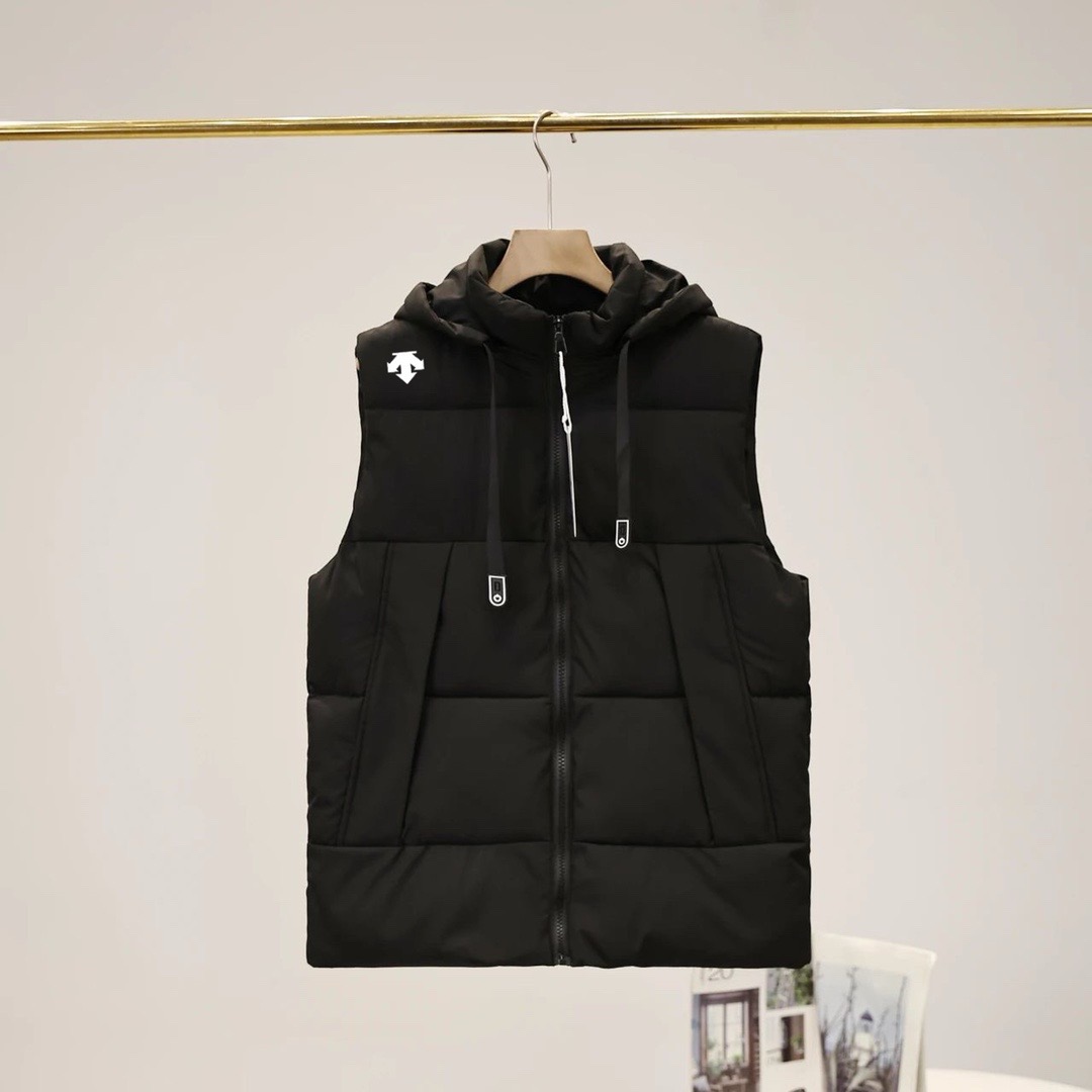 上新 💰140 
2025ss迪桑特/ DESCENTE 秋冬新款情侣户外连帽马甲

尺码： L - 5XL   颜色： 黑色 米色 浅绿 
见图9

采用的超细纤维棉，平铺压线工艺填充均匀！蓬松轻便和羽绒服一样，内里锁温 外壳防风 
合身剪裁适合亚洲人的身型， 上身版型正 ，连帽设计风格，整衣走线工整，简约高级
城市户外通勤款 ，最大尺码可穿190斤左右！