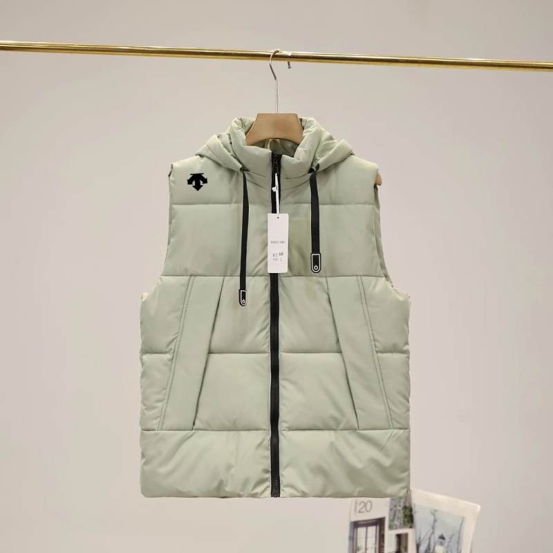 上新 💰140 
2025ss迪桑特/ DESCENTE 秋冬新款情侣户外连帽马甲

尺码： L - 5XL   颜色： 黑色 米色 浅绿 
见图9

采用的超细纤维棉，平铺压线工艺填充均匀！蓬松轻便和羽绒服一样，内里锁温 外壳防风 
合身剪裁适合亚洲人的身型， 上身版型正 ，连帽设计风格，整衣走线工整，简约高级
城市户外通勤款 ，最大尺码可穿190斤左右！