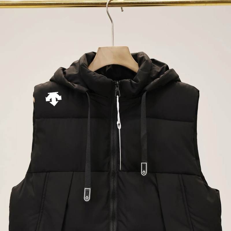 上新 💰140 
2025ss迪桑特/ DESCENTE 秋冬新款情侣户外连帽马甲

尺码： L - 5XL   颜色： 黑色 米色 浅绿 
见图9

采用的超细纤维棉，平铺压线工艺填充均匀！蓬松轻便和羽绒服一样，内里锁温 外壳防风 
合身剪裁适合亚洲人的身型， 上身版型正 ，连帽设计风格，整衣走线工整，简约高级
城市户外通勤款 ，最大尺码可穿190斤左右！