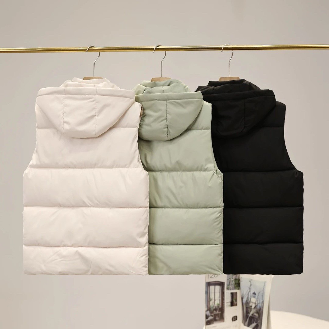 上新 💰140 
2025ss迪桑特/ DESCENTE 秋冬新款情侣户外连帽马甲

尺码： L - 5XL   颜色： 黑色 米色 浅绿 
见图9

采用的超细纤维棉，平铺压线工艺填充均匀！蓬松轻便和羽绒服一样，内里锁温 外壳防风 
合身剪裁适合亚洲人的身型， 上身版型正 ，连帽设计风格，整衣走线工整，简约高级
城市户外通勤款 ，最大尺码可穿190斤左右！