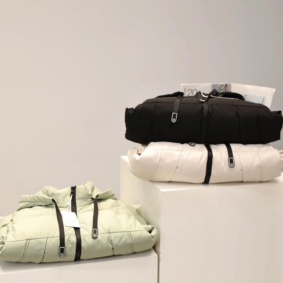 上新 💰140 
2025ss迪桑特/ DESCENTE 秋冬新款情侣户外连帽马甲

尺码： L - 5XL   颜色： 黑色 米色 浅绿 
见图9

采用的超细纤维棉，平铺压线工艺填充均匀！蓬松轻便和羽绒服一样，内里锁温 外壳防风 
合身剪裁适合亚洲人的身型， 上身版型正 ，连帽设计风格，整衣走线工整，简约高级
城市户外通勤款 ，最大尺码可穿190斤左右！