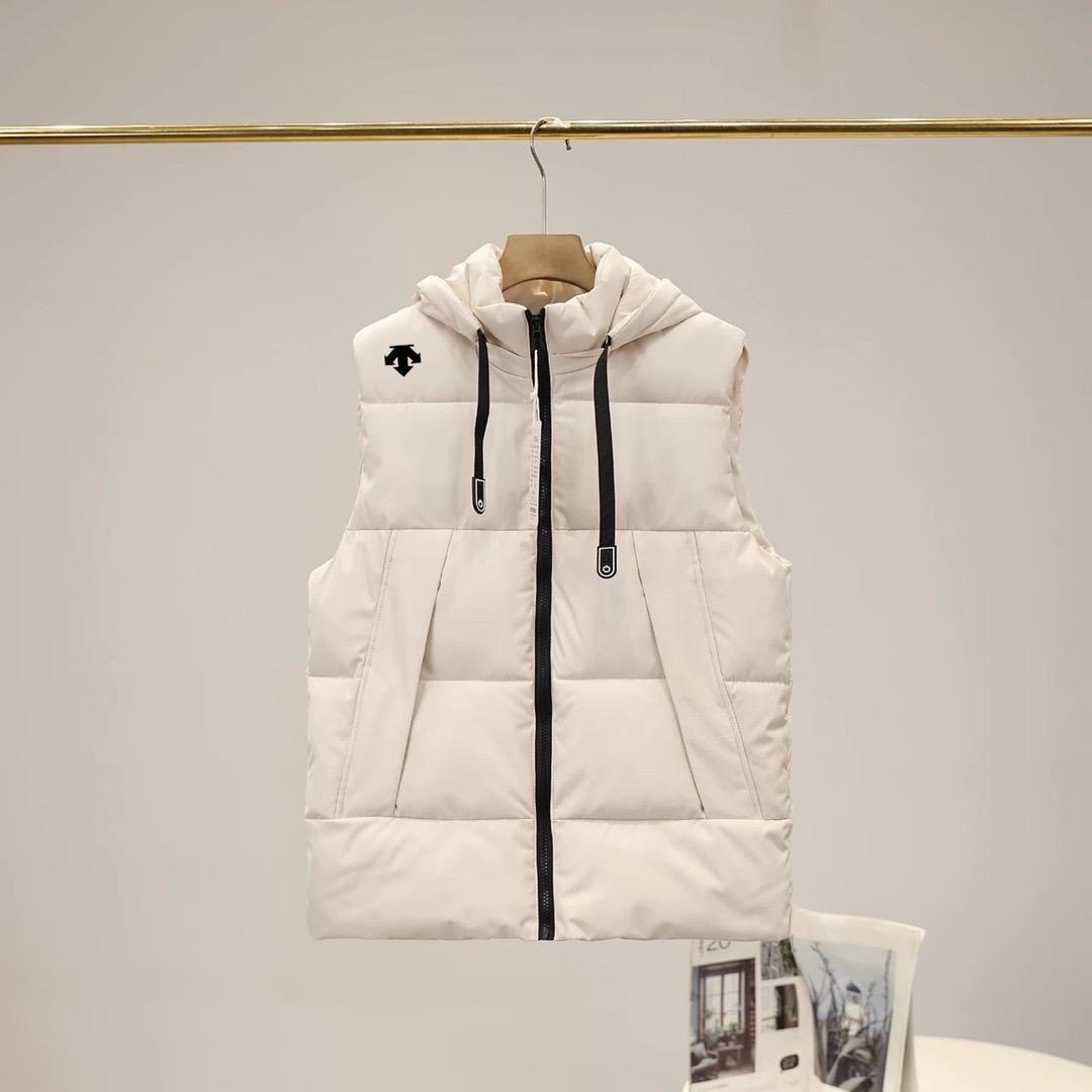 上新 💰140 
2025ss迪桑特/ DESCENTE 秋冬新款情侣户外连帽马甲

尺码： L - 5XL   颜色： 黑色 米色 浅绿 
见图9

采用的超细纤维棉，平铺压线工艺填充均匀！蓬松轻便和羽绒服一样，内里锁温 外壳防风 
合身剪裁适合亚洲人的身型， 上身版型正 ，连帽设计风格，整衣走线工整，简约高级
城市户外通勤款 ，最大尺码可穿190斤左右！