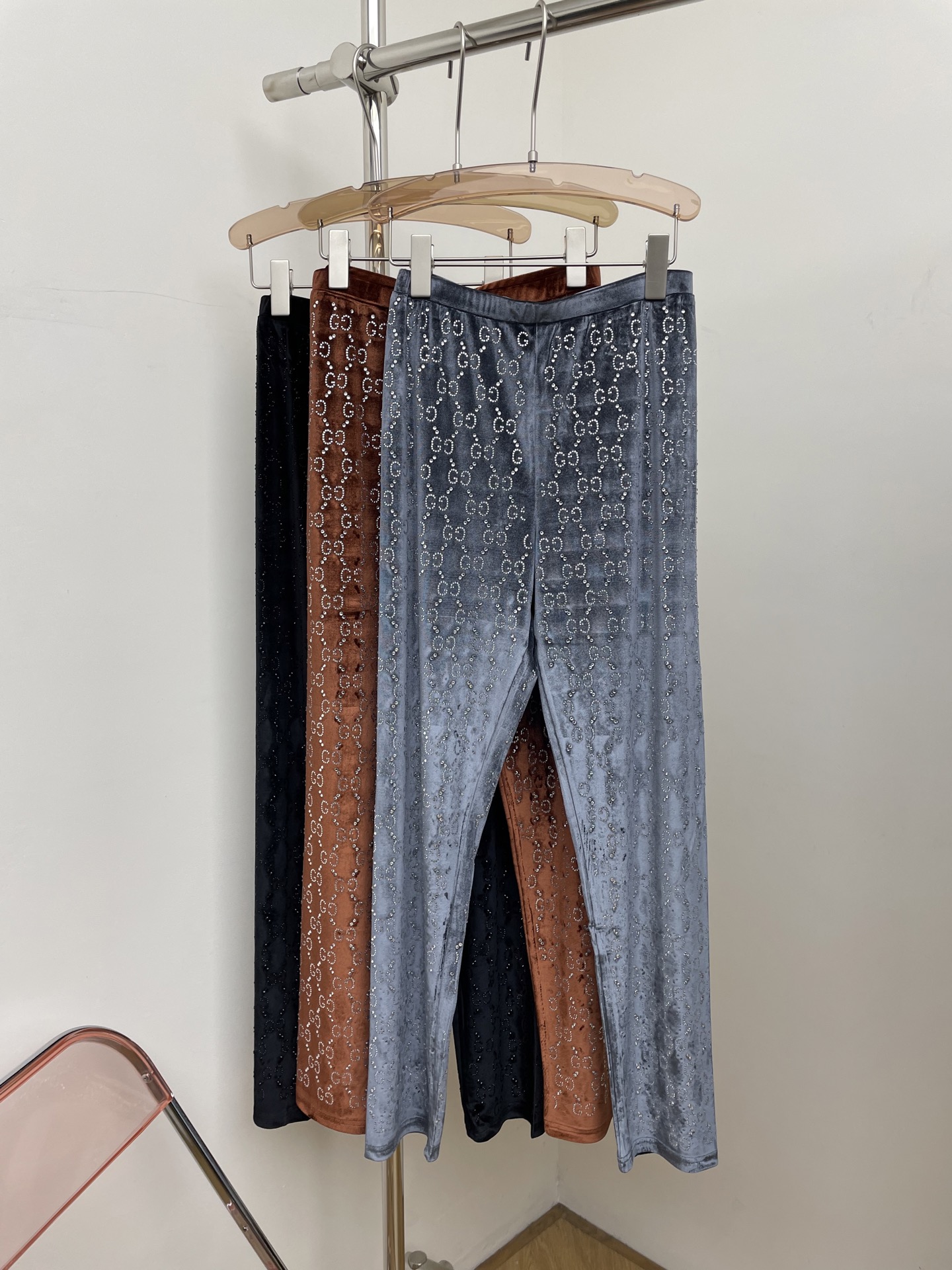 NO:685342,Gucc 2026 early spring new style leggings, stretch velvet fabric, full of diamonds and presbyopia, three colors and three sizes sml real photos,,gucci,19860909Gucc 2026早春新款打底裤,弹力丝绒面料,满钻老花,三色三码sml 实拍图,,gucci,,Women's clothing