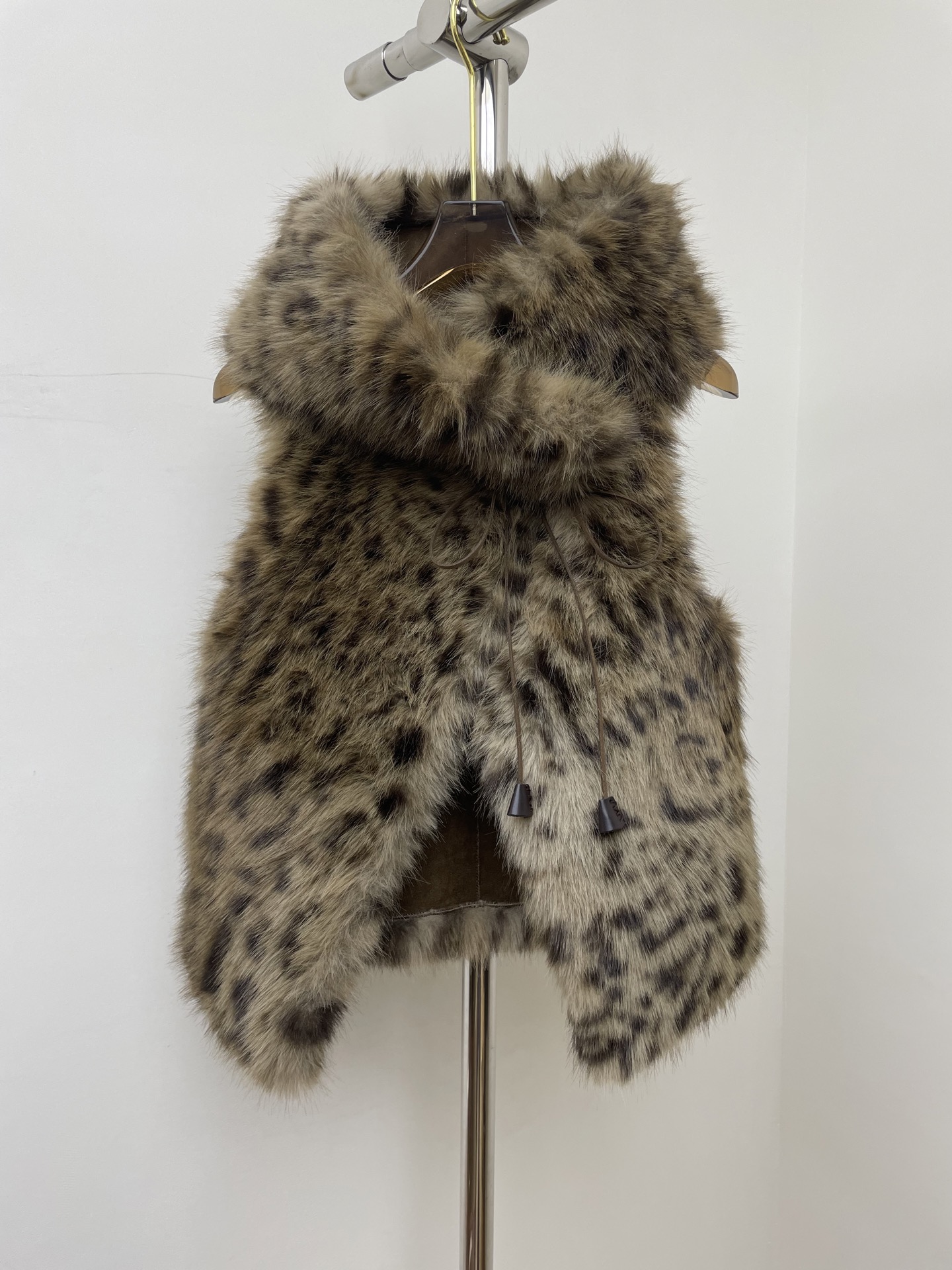 NO:716310,RA 2026 autumn and winter new eco-friendly fur vest, leopard print pattern, plush textured fur and crisp fur integrated craftsmanship, can be worn with stand-up collar/lapel collar, versatile fashionable item sml real shot,,19860909RA 2026秋冬新款环保皮草马甲,豹纹图案,毛绒质感裘皮挺括皮毛一体工艺,可立领/翻领穿着,百搭时髦单品sml 实拍图,,,Women's clothing
