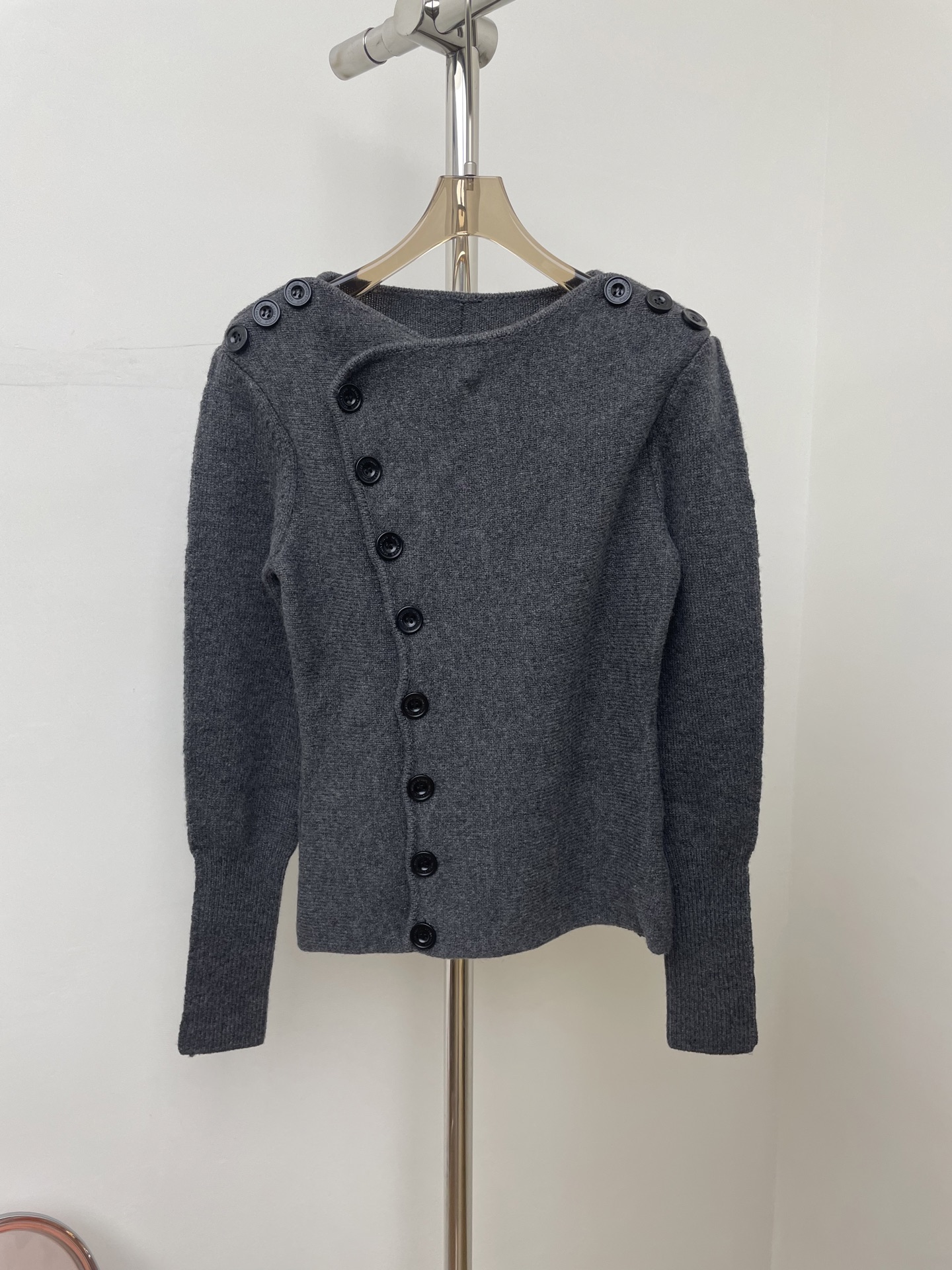 NO:716716,TR 2026 autumn and winter new all-wool sweater, using multi-button design to create a variable shape structure, from regular to one-line collar sml real shot,,19860909TR 2026秋冬新款全羊毛衫,采用多纽扣设计,打造可变造型结构,从常规到一字领 sml 实拍图,,,Women's clothing