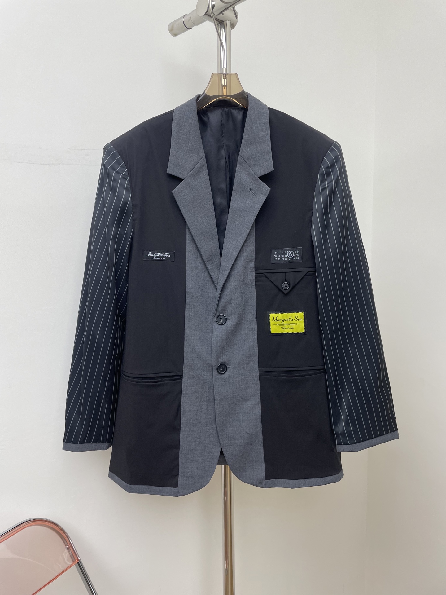 NO:717038,mm6 26ss spliced ​​suit, playing with new structure, cool margiela girl, black and gray contrast + vertical stripes, use of different fabrics, silhouette design, detail label, digital logo, showing aura 36 38 40 Real photos, masion margiela, masion margiela,19860909mm6 26ss 拼接西服 玩转新结构 酷酷的马吉拉女孩 黑灰撞色+竖条纹 不同面料的运用 廓型设计 细节标签 数字标识 显气场 36 38 40 实拍图,,masion margiela,masion margiela,,Women's clothing