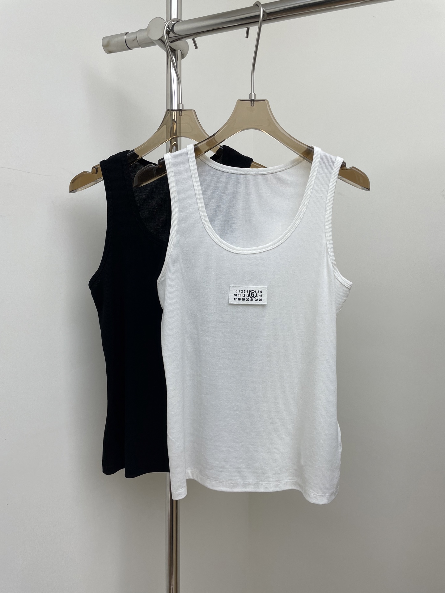NO:717044,mm6 2026 early spring new vest, super comfortable material, running style, black and white sml, real photos, masion margiela,19860909mm6 2026早春新款背心 超级舒服的料子 跑量款 黑色白色sml 实拍图,,masion margiela,,Women's clothing