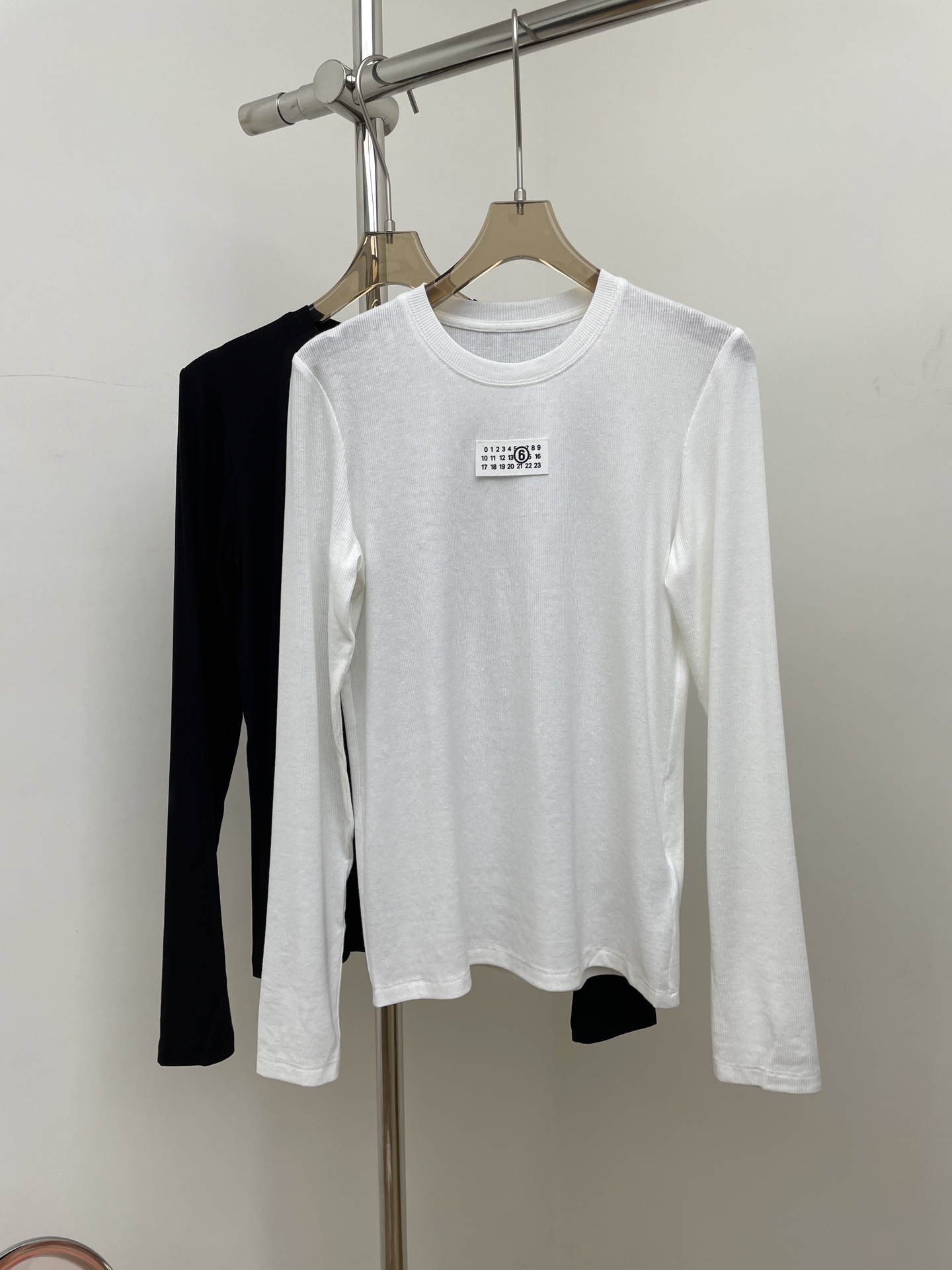 NO:717050,mm6 2026 early spring new bottoming long-sleeved basic running model black white sml p real shot, masion margiela,19860909mm6 2026早春新款打底长袖 基础跑量款 黑色白色sml p实拍图,,masion margiela,,Women's clothing