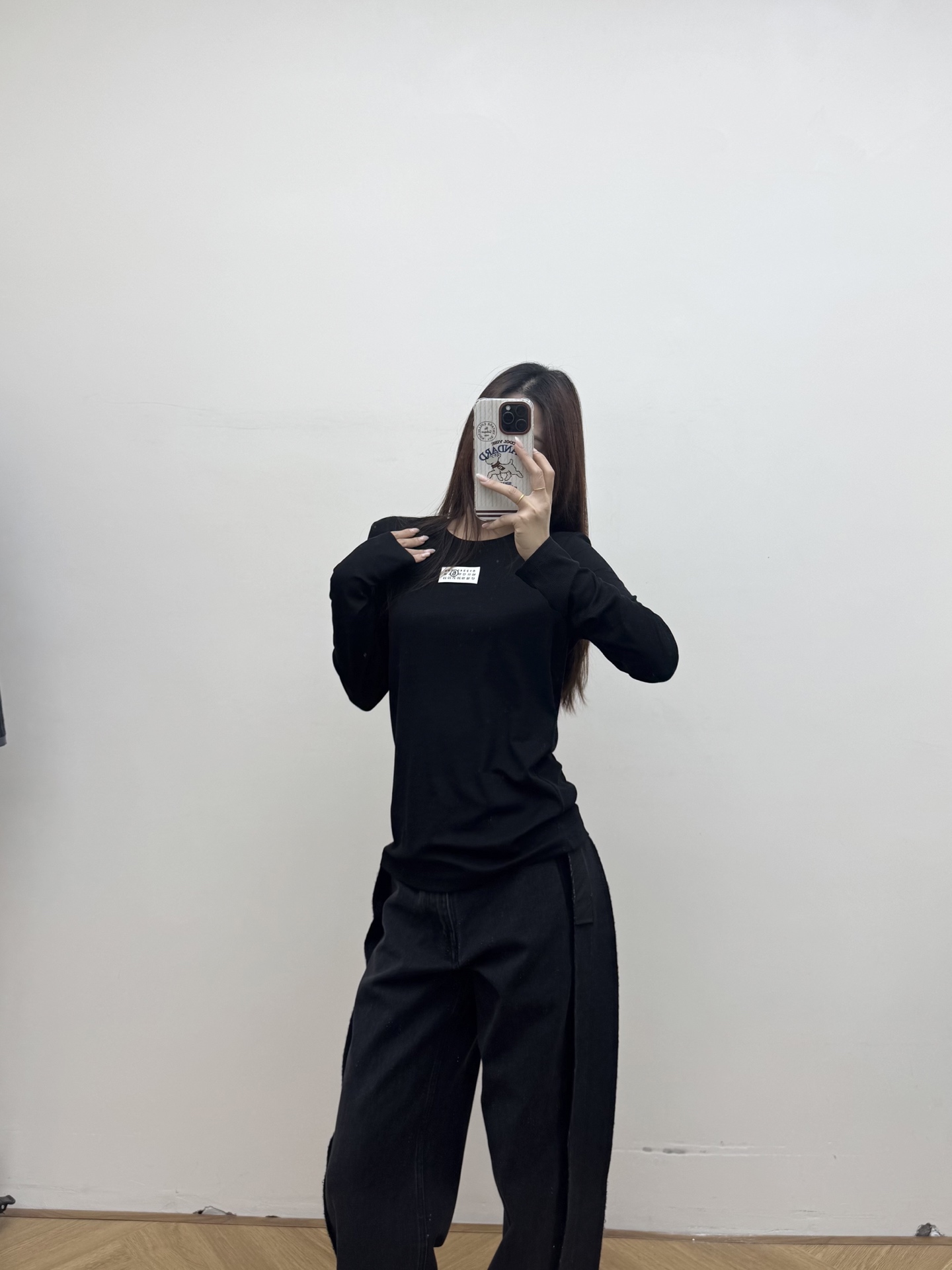 NO:717053,mm6 2026 early spring new bottoming long-sleeved basic running style black white sml, masion margiela,19860909mm6 2026早春新款打底长袖 基础跑量款 黑色白色sml,,masion margiela,,Women's clothing