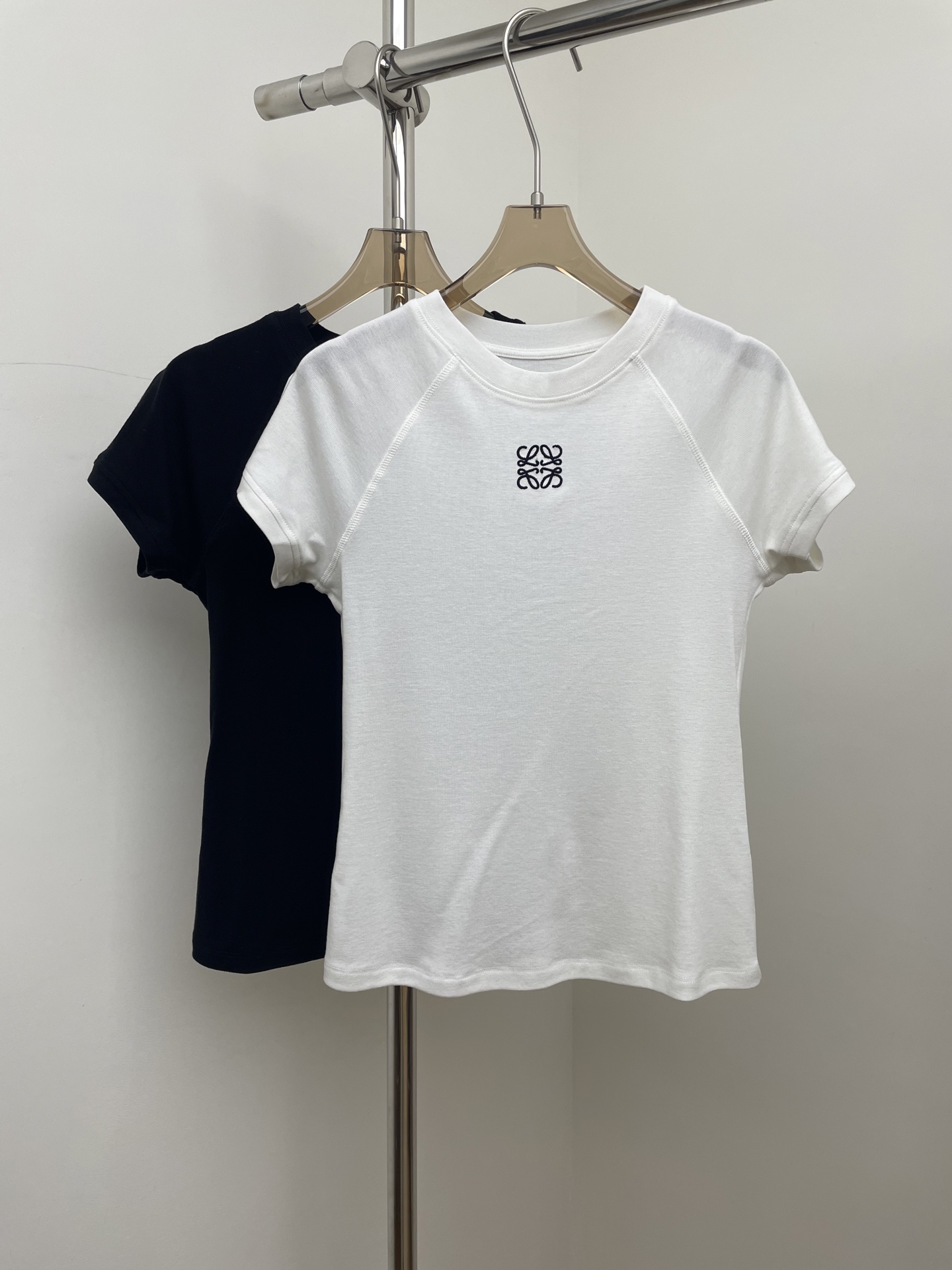 NO:729654,loew* 2026 spring and summer new T-shirt, small flying sleeves, tight fit, black and white, sml real photos,,loewe,tees,t-shirt,19860909loew* 2026春夏新款T恤 小飞袖紧身款 黑色白色 sml 实拍图,,loewe,tees，t-shirt,,Women's clothing