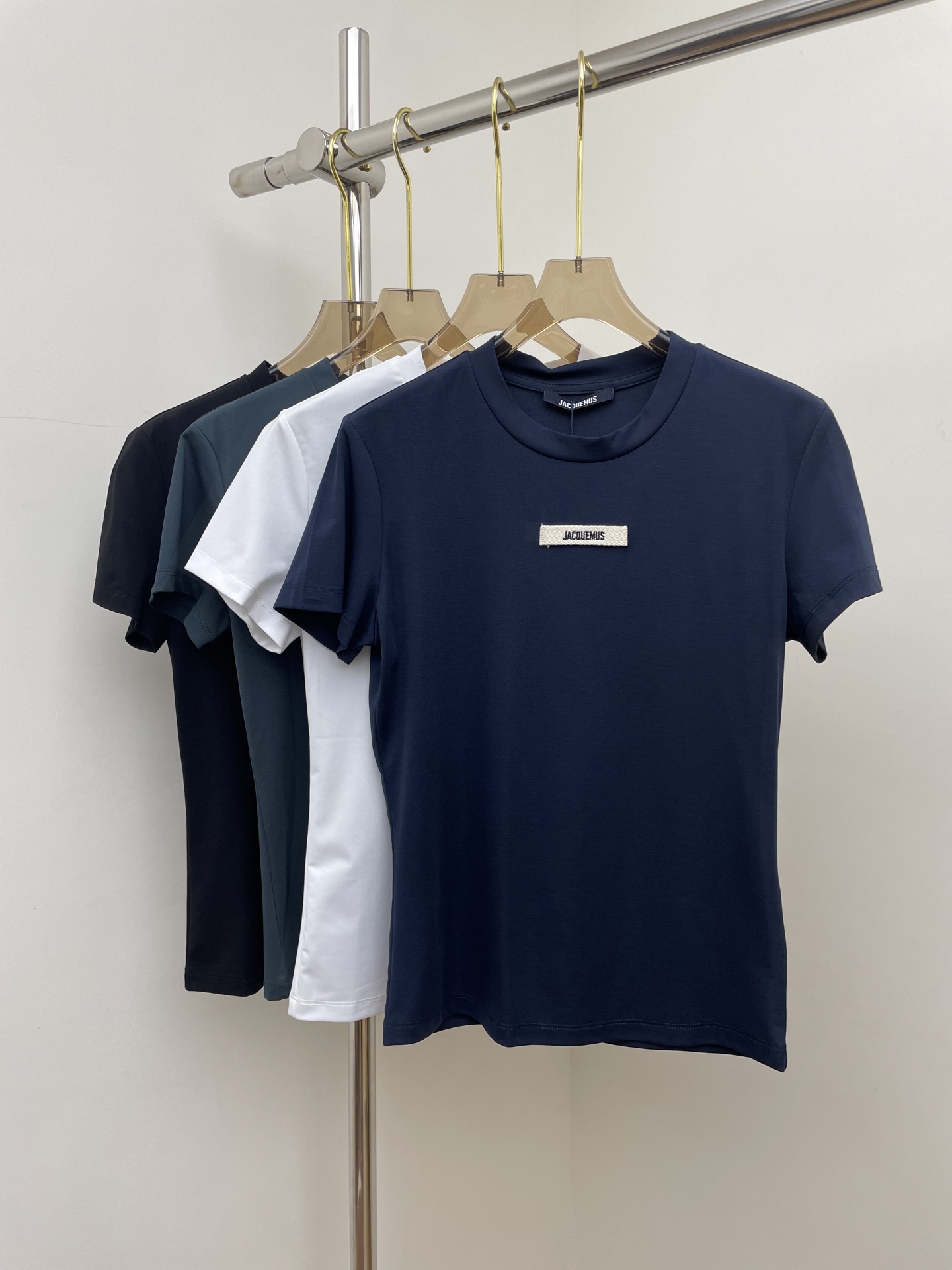 NO:729643,jacquemus 2026 early spring new T-shirt, basic versatile style, tight and short, four colors and three sizes, sml real photos, tees, t-shirt,19860909jacquemus 2026早春新款T恤 基础百搭款式 紧身小短款 四色三码 sml 实拍图,,tees，t-shirt,,Women's clothing