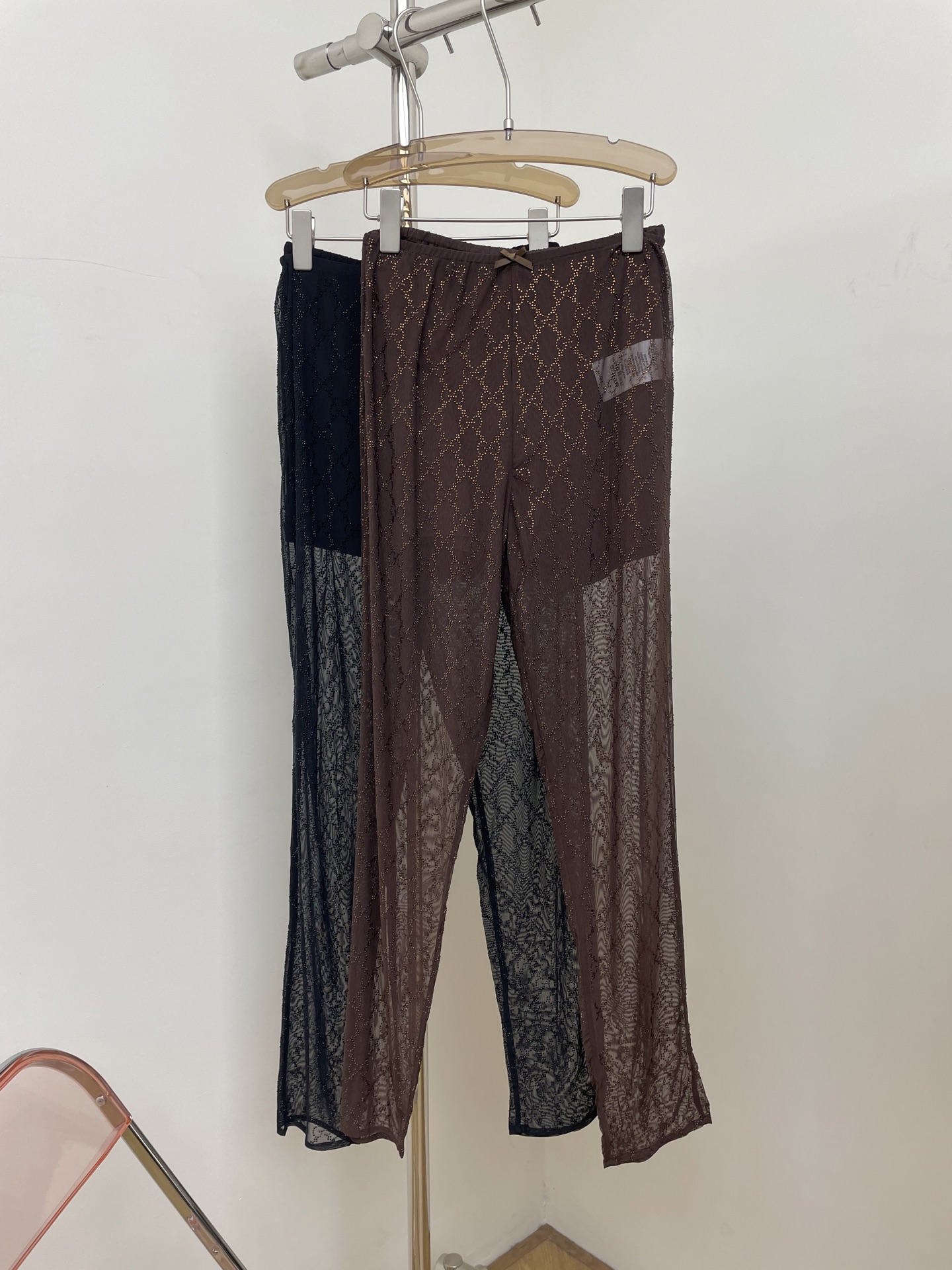 NO:730714,G* 2026 early spring new model brown hot diamond slim trousers super fashionable leggings black brown sml p real shot,,19860909G* 2026早春新款棕色烫钻修身长裤 超级时髦的一款打底裤 黑色棕色 sml p实拍图,,,Women's clothing