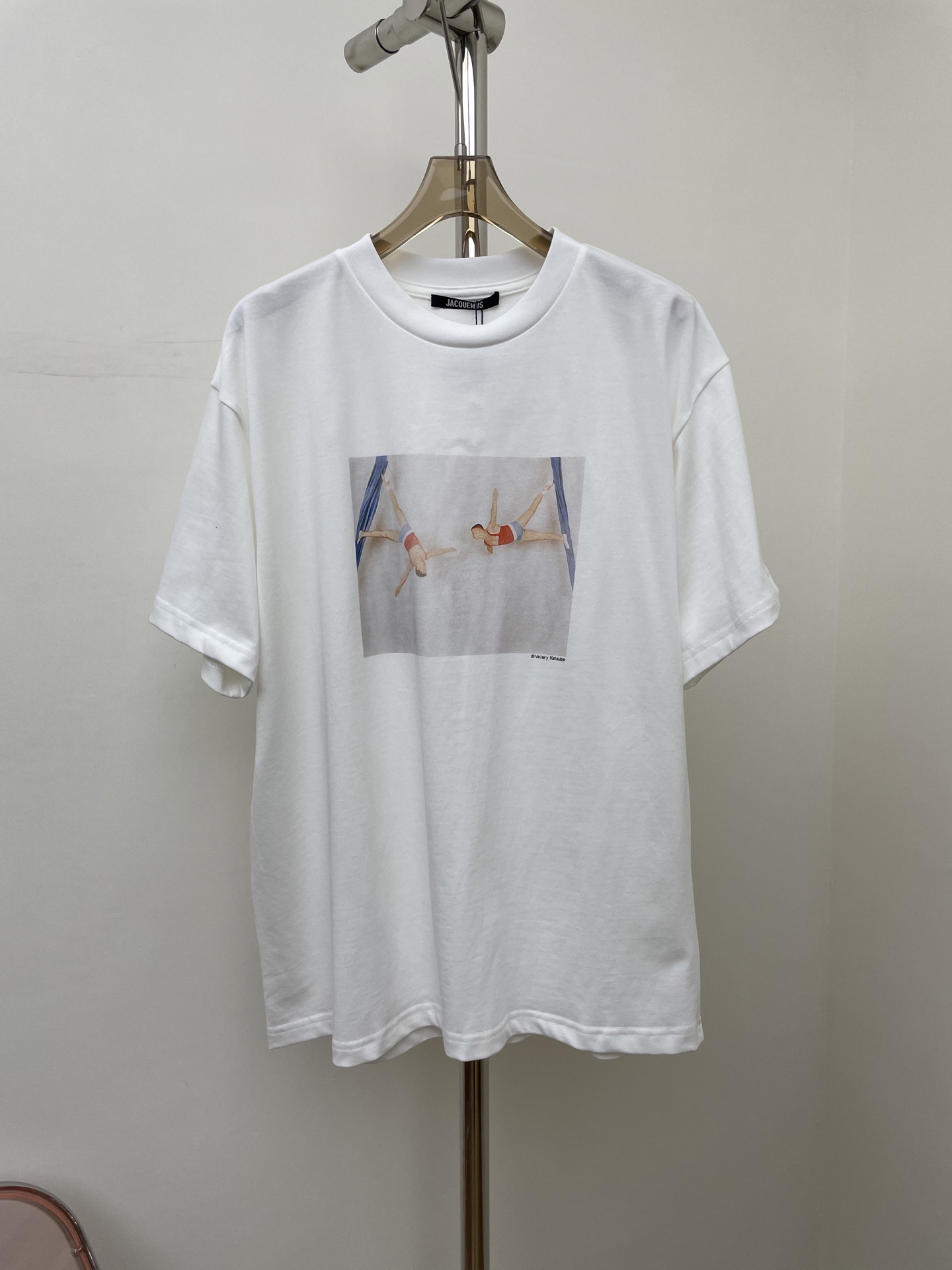 NO:731368,jacquemus 2026 early spring new T-shirt, fun rhythmic gymnastics print, refreshing holiday feeling, smlxl real photos, tees, t-shirt,19860909jacquemus 2026早春新款T恤 趣味艺术体操印花 清爽度假感 smlxl 实拍图,,tees，t-shirt,,Women's clothing