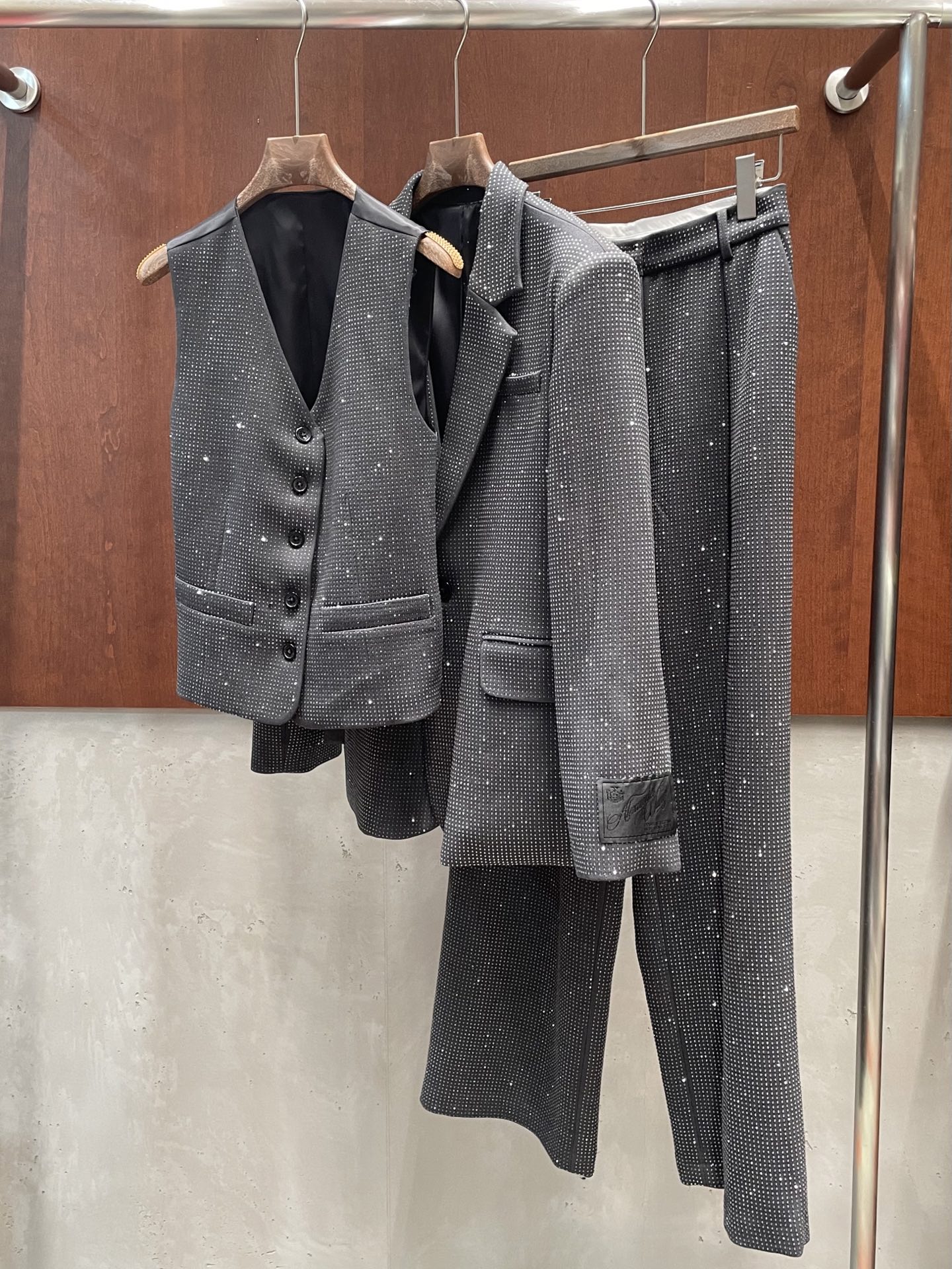 NO:732126,wang26ss hot diamond series is so beautiful that the whole body is covered with hot diamonds, so dazzling, the shape is super correct, the luxury of cool feeling, the sense of high-end is welded to the body, suit sml real shot,,19860909wang26ss 烫钻系列 美到心尖上 满身烫钻 闪到眼花 版型超正 冷感的奢华 把高级感焊到身上 西服 sml 实拍图,,,Women's clothing