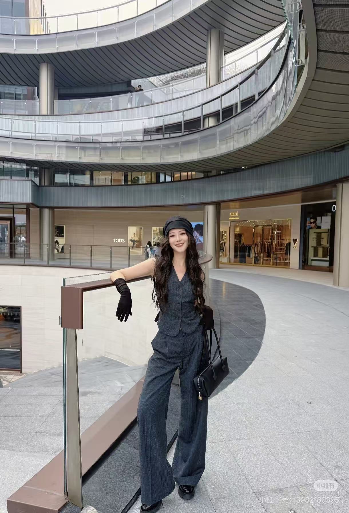 NO:732114,wang26ss hot diamond series is so beautiful that the whole body is covered with hot diamonds and is so dazzling. The trousers have a super correct shape, a cool luxury, and a sense of high-end welded to the body. Suit trousers sml,,19860909wang26ss 烫钻系列 美到心尖上 满身烫钻 闪到眼花 裤型超正 冷感的奢华 把高级感焊到身上 西裤sml,,,Women's clothing