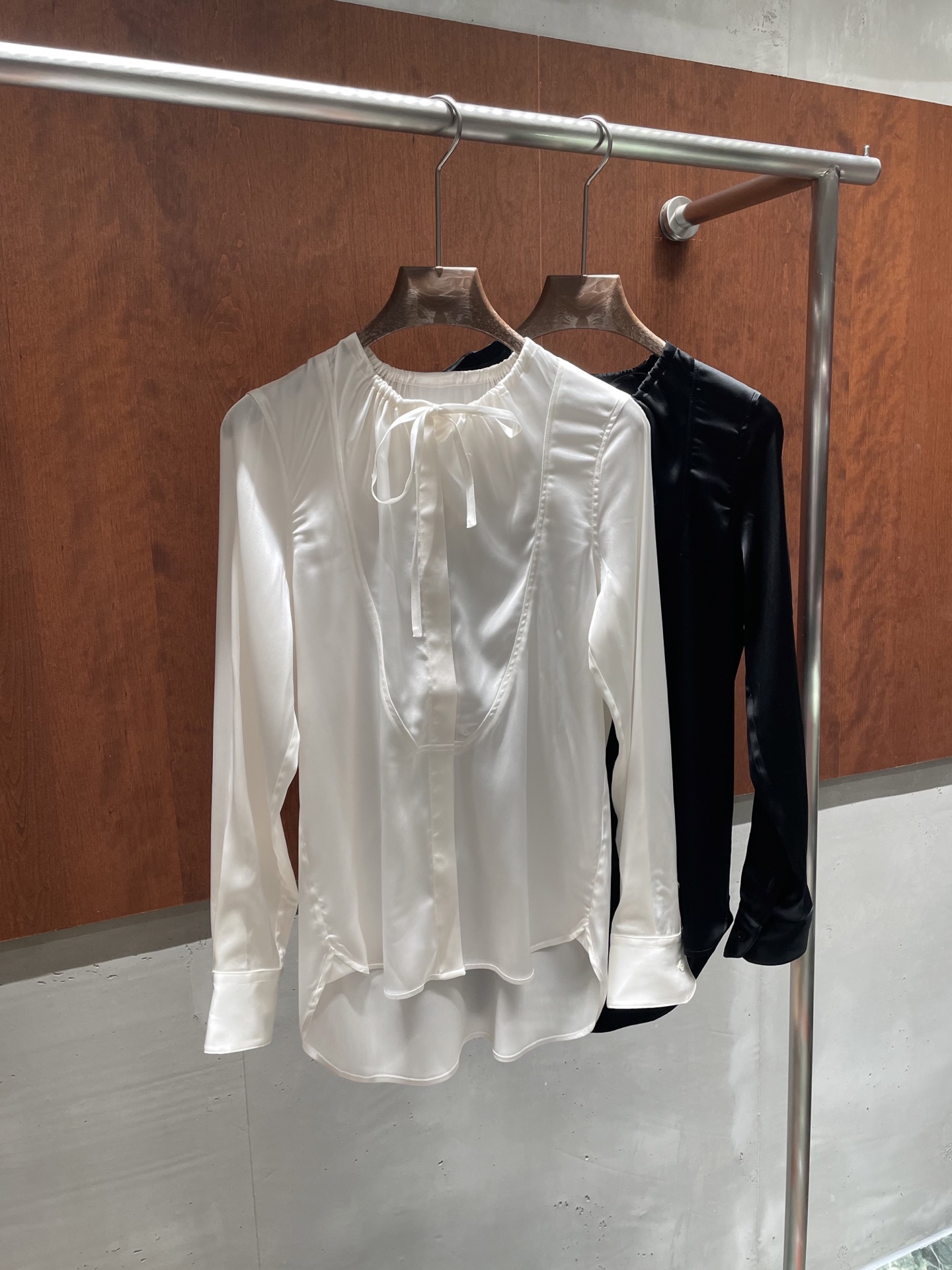 NO:732825,loe* 2026 early spring vacation series shirt, satin material, full of texture, black and white sml real photos,,loewe,19860909loe* 2026早春度假系列衬衣 缎面材质 质感满满 黑色白色sml 实拍图,,loewe,,Women's clothing