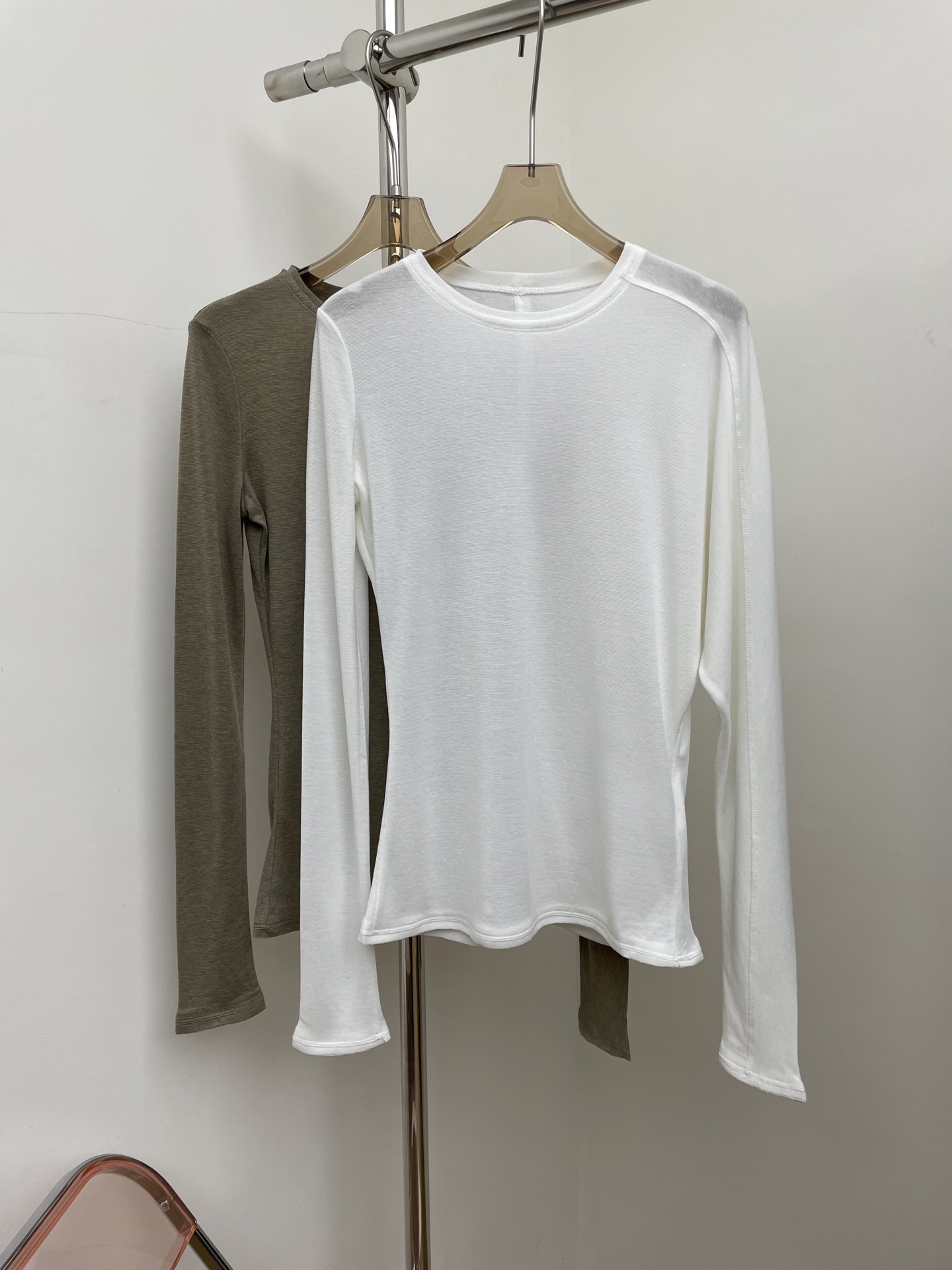 NO:735098,TR 2026 early spring new asymmetrical bottoming shirt, three-dimensional tailoring and restructuring, asymmetric bat sleeve design, SML p real shot,,19860909TR 2026早春新款不对称打底衫, 立体剪裁与重组,不对称蝙蝠袖设计, SML p实拍图,,,Women's clothing