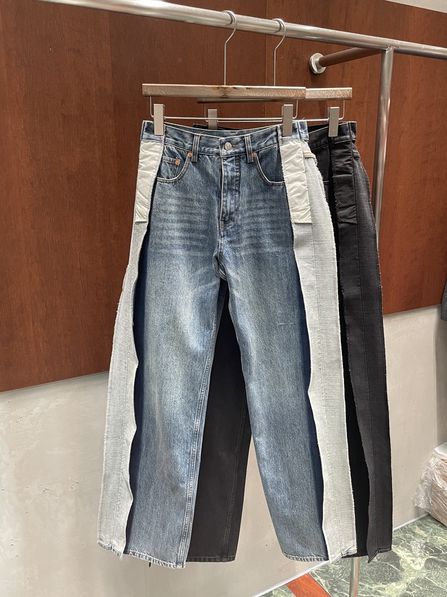 NO:735189,mm6 26ss structured splicing jeans, straight design, recreating the myth of the god pants, really more than just good-looking, two colors 26 27 28 p real photos, masion margiela,jeans,19860909mm6 26ss 结构拼接牛仔裤 直筒设计 再造神裤神话 真的不止是好看而已 两色 26 27 28 p实拍图,,masion margiela,jeans,,Women's clothing