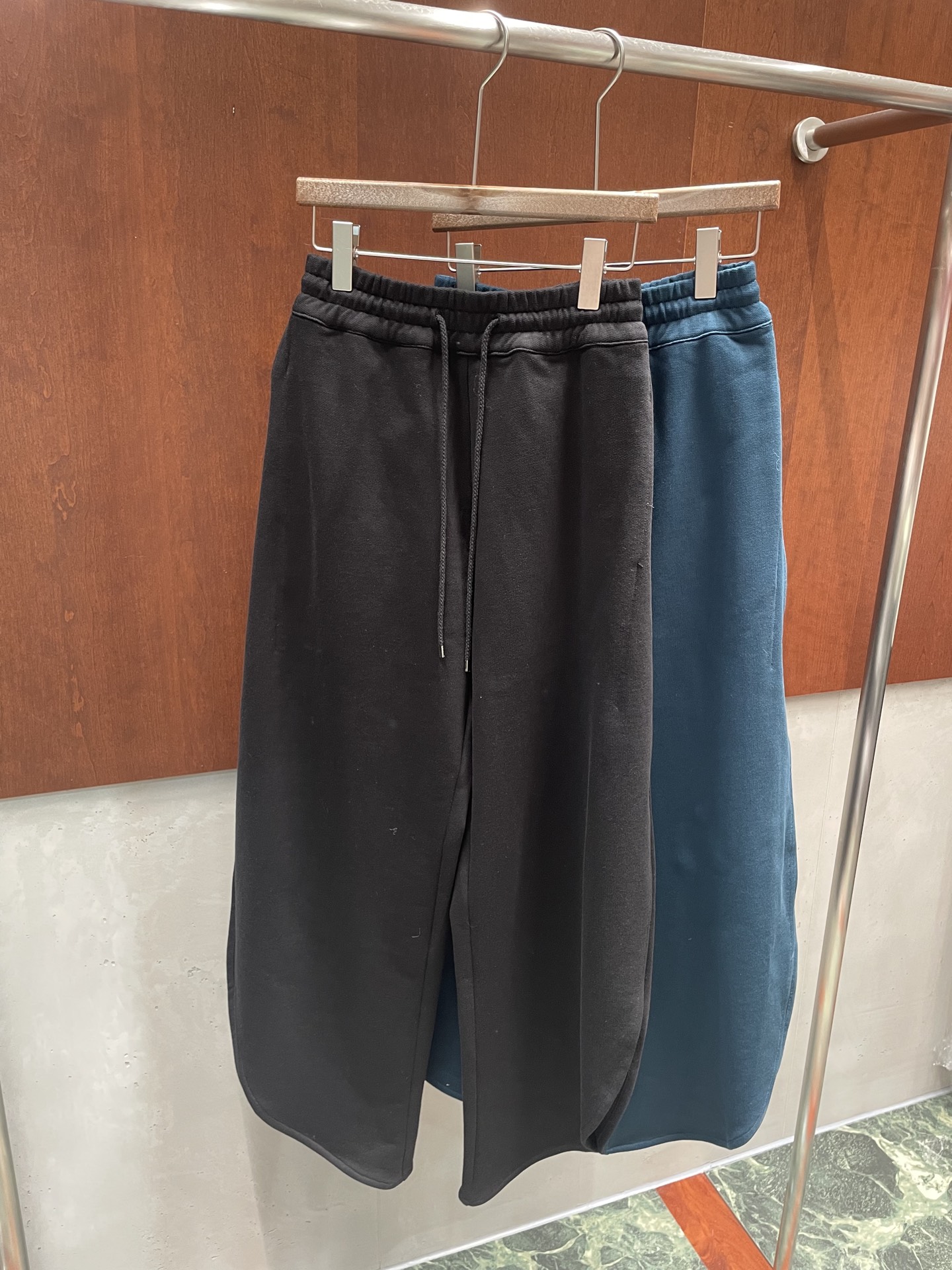 NO:735199,alaia 26ss slit petal sweatpants, curved trouser legs, elegance and fashion coexist, the most amazing trousers, two colors 36 38 40 Real photos,,alaia,19860909alaia 26ss 开衩花瓣卫裤 裤腿弧边造型 优雅与时髦并存 神裤中的神裤 两色 36 38 40 实拍图,,alaia,,Women's clothing