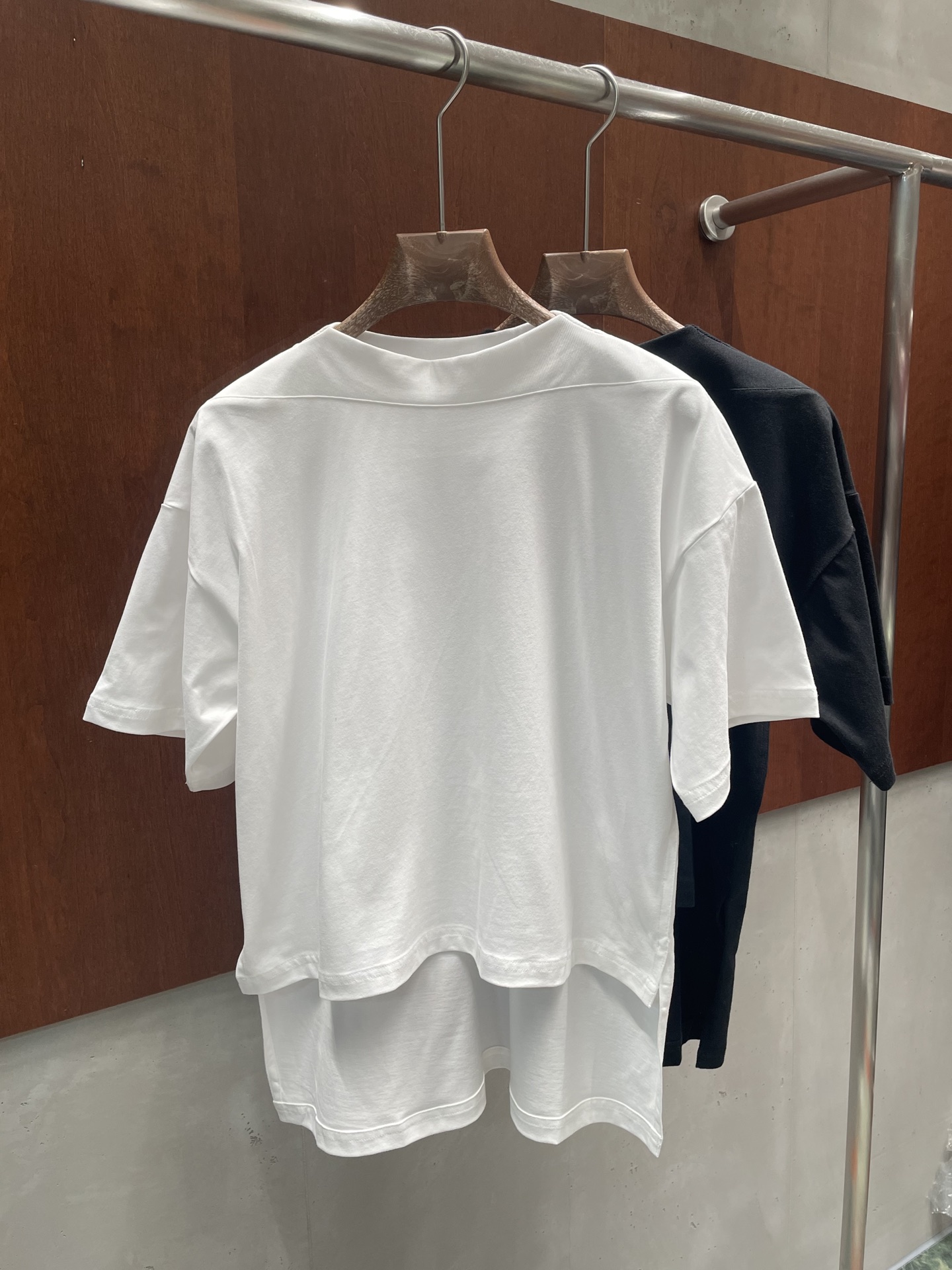 NO:735088,alaia 26ss asymmetrical cut short-sleeved T-shirt. Simple but not simple. The neckline design is very special. Fashionable and easy to handle. Two colors 36 38 40. Actual pictures,,alaia,T-shirt,19860909alaia 26ss 不对称剪裁短袖体恤 简约不简单 领口设计非常特别 时髦轻松拿捏 两色 36 38 40 实拍图,,alaia,T-shirt,,Women's clothing