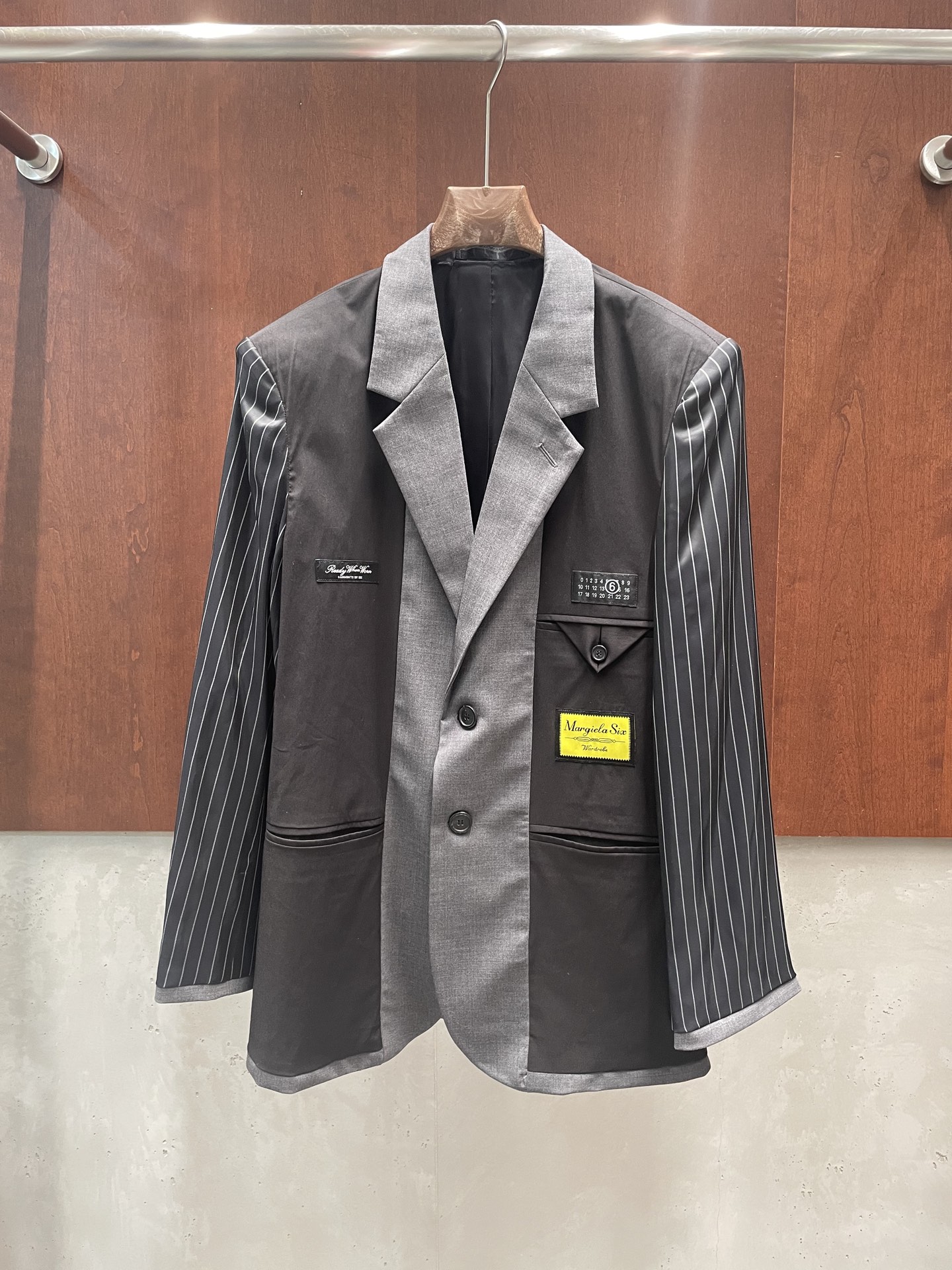 NO:735109,mm6 26ss spliced ​​suit, playing with new structure, cool margiela girl, black and gray contrast + vertical stripes, use of different fabrics, silhouette design, detail label, digital logo, showing aura 36 38 40 Real photos, masion margiela, masion margiela,19860909mm6 26ss 拼接西服 玩转新结构 酷酷的马吉拉女孩 黑灰撞色+竖条纹 不同面料的运用 廓型设计 细节标签 数字标识 显气场 36 38 40 实拍图,,masion margiela,masion margiela,,Women's clothing