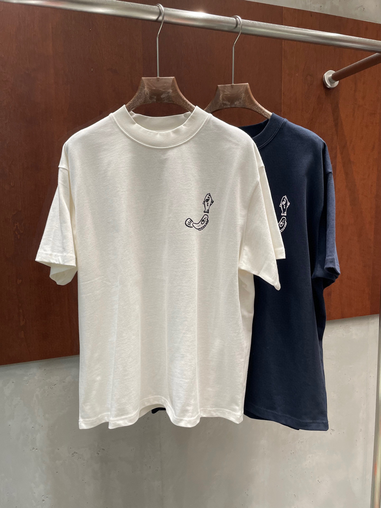 NO:738154,jacquemus 2026 early spring new T-shirt cartoon fish logo refreshing holiday feeling smlxl real photos, tees, t-shirt,19860909jacquemus 2026早春新款T恤 卡通鱼logo 清爽度假感 smlxl 实拍图,,tees，t-shirt,,Women's clothing