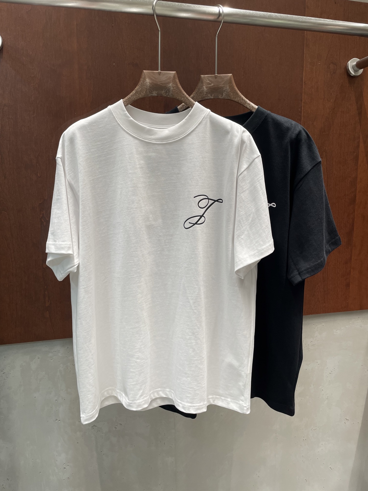 NO:738986,jacquemus 2026 spring and summer new T-shirt letter printing J note two colors and four codes smlxl real photos, tees, t-shirt,19860909jacquemus 2026春夏新款T恤 字母印花 J字音符 两色四码 smlxl 实拍图,,tees，t-shirt,,Women's clothing