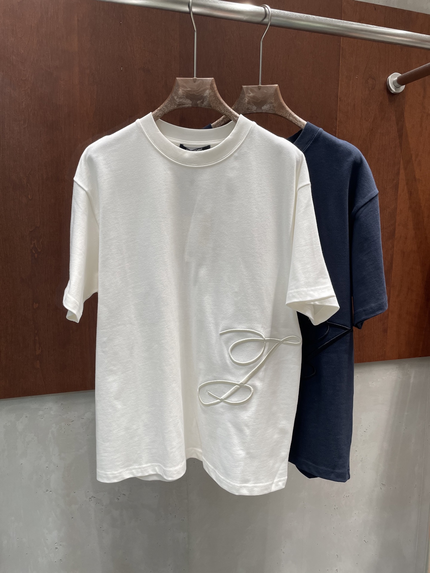 NO:738990,jacquemus 2026 spring and summer new T-shirt J word embroidery logo design two colors and four sizes smlxl real photos, tees, t-shirt,19860909jacquemus 2026春夏新款T恤 J字刺绣logo设计 两色四码 smlxl 实拍图,,tees，t-shirt,,Women's clothing