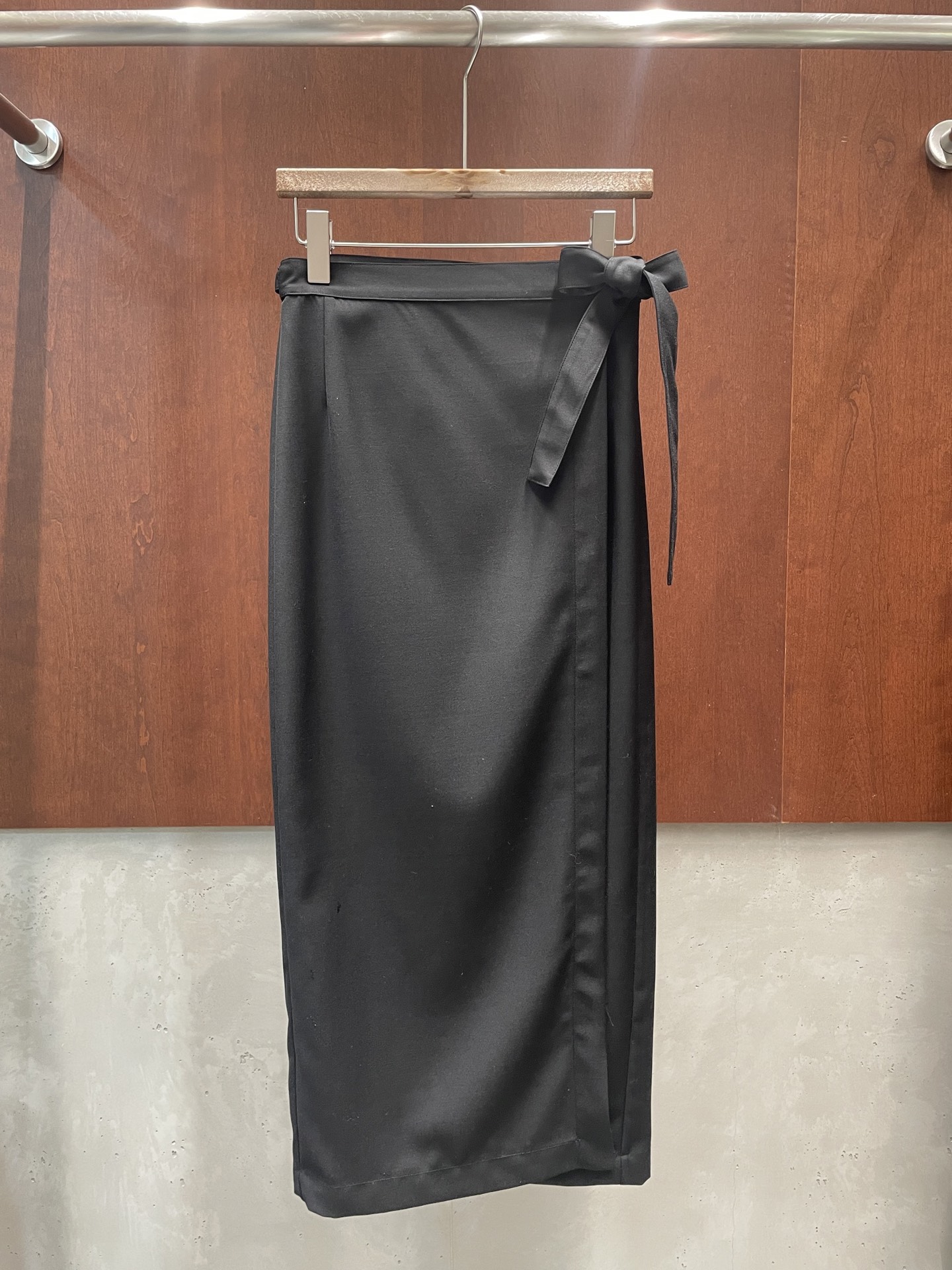 NO:739606,the ro* 2026 early spring new bib skirt, imported fabric, minimalist style, fashionable and capable, sml real photos,,skirts,19860909the ro* 2026早春新款围兜半裙 进口面料 极简风 时髦干练 sml 实拍图,,skirts,,Women's clothing