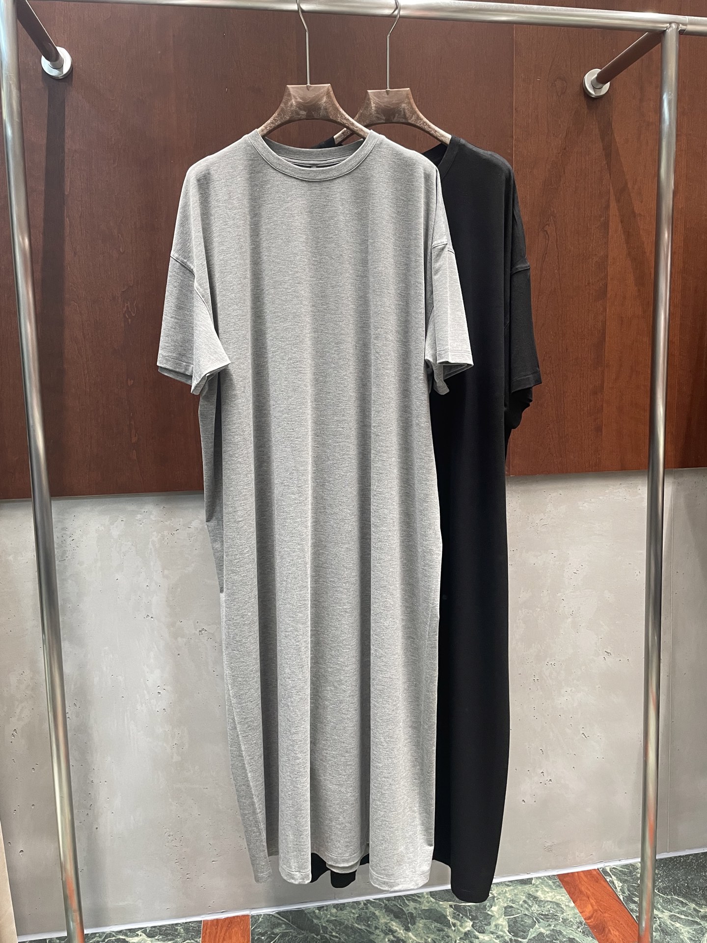 NO:740455,the ro* 2026 spring and summer new dress, brand logo midline design on the back, minimalist and stylish, two colors and three sizes, sml real photos,,skirts,19860909the ro* 2026春夏新款连衣裙 后背品牌标志中线设计 极简有型两色三码 sml 实拍图,,skirts,,Women's clothing