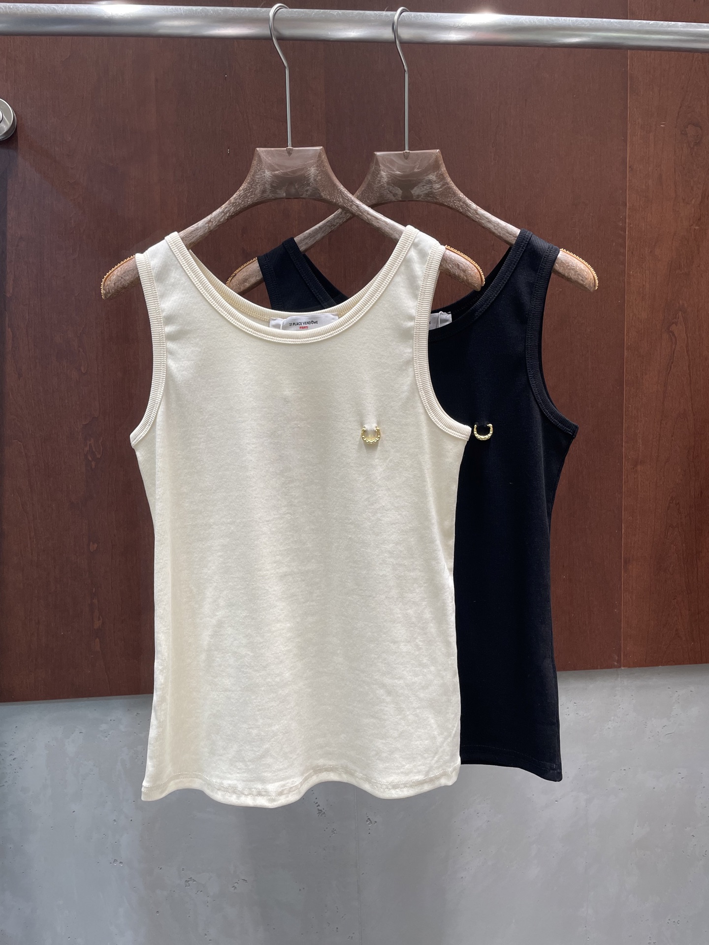 NO:748585,Schiaparelli 2026 early spring new vest, metal buckles embellished with weird and interesting black and beige sml real photos,,19860909schiaparelli 2026早春新款背心 金属扣点缀怪诞有趣 黑色米色sml 实拍图,,,Women's clothing