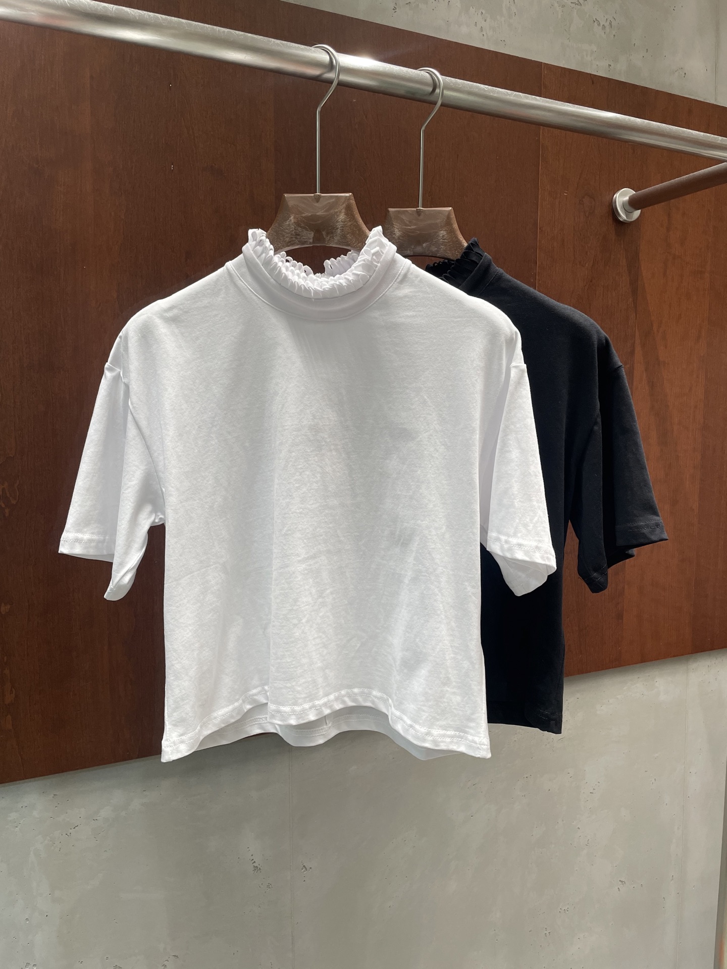 NO:748601,alaia26ss stand-up collar lace T-shirt, exquisite aesthetic, three-dimensional aesthetic, minimalist fashionable old money style, so beautiful, black and white sml, real photos,,alaia,19860909alaia26ss立领花边体恤 精致审美 立体美学 极简的时髦老钱风 太好看了 黑白两色sml 实拍图,,alaia,,Women's clothing