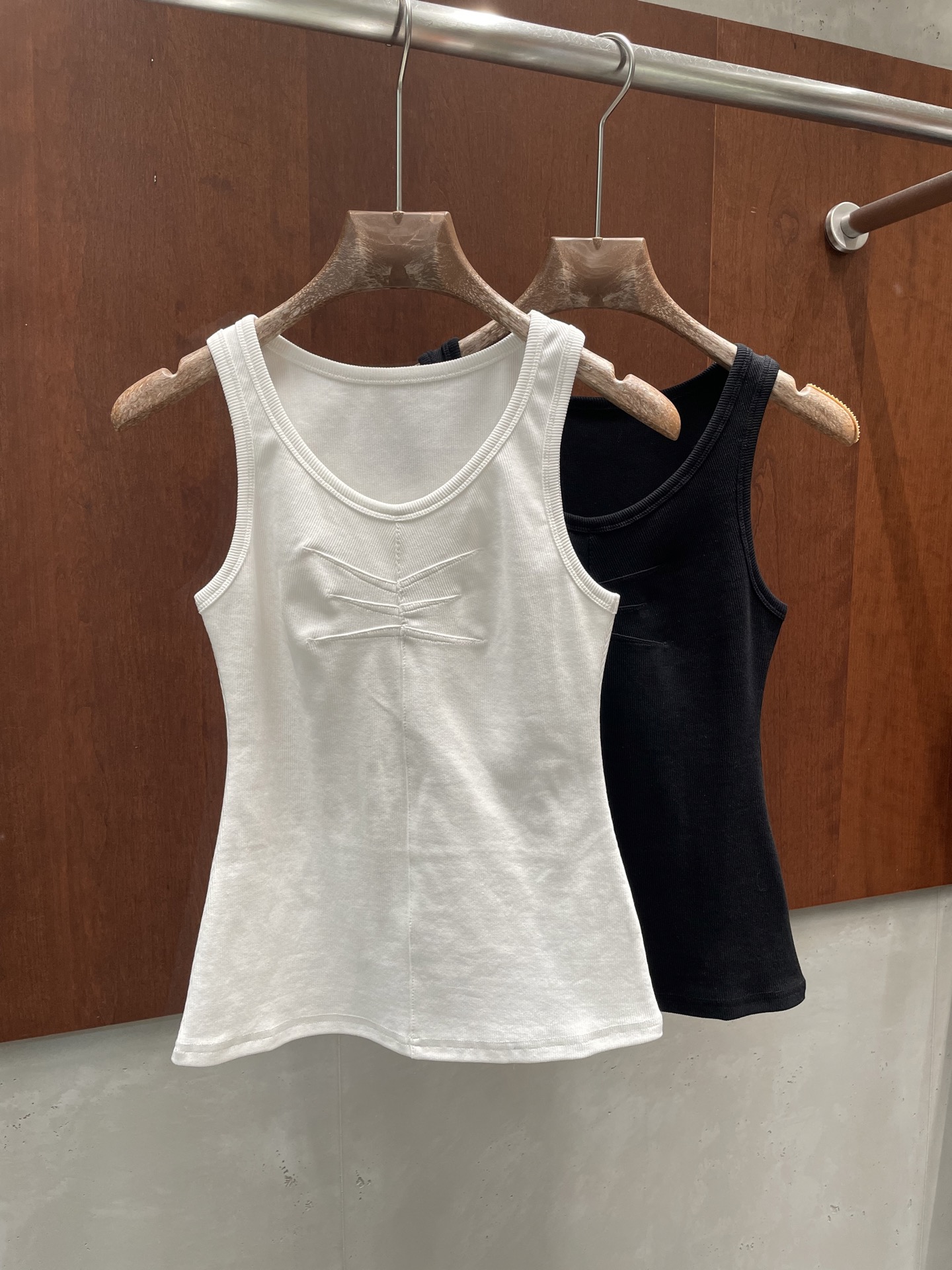 NO:750477,alaia26ss round neck geometric line vest, refined aesthetics, three-dimensional aesthetics, extremely fashionable and beautiful, black and white sml real photos,,alaia,19860909alaia26ss圆领几何线条背心 精细化审美 立体美学 极其髦太好看了 黑白两色sml 实拍图,,alaia,,Women's clothing