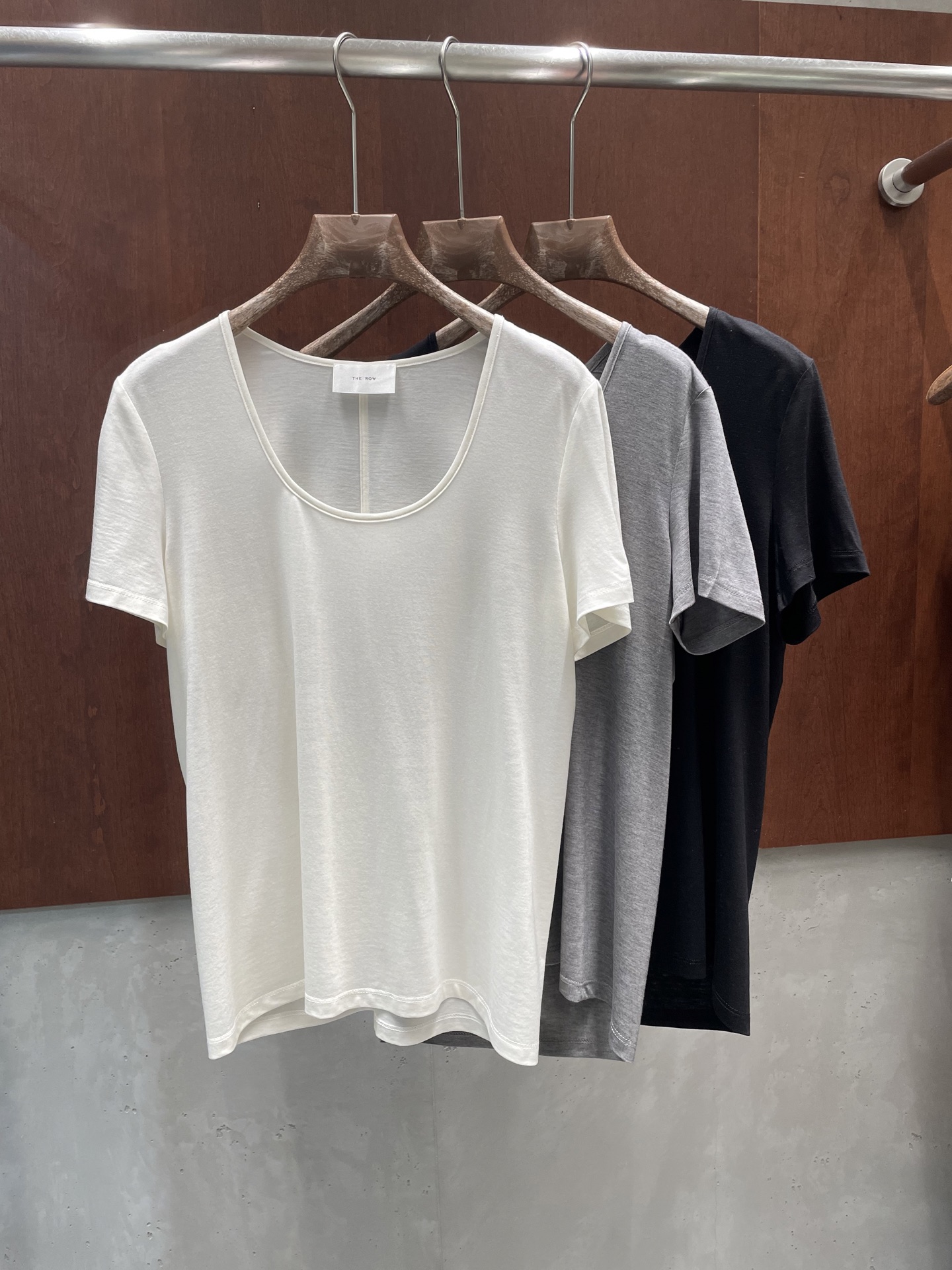 NO:751242,the ro* 2026 early spring new large u-neck T-shirt, super soft fabric, three colors and three sizes, smlP real photos, loro piana, tees, t-shirt,19860909the ro* 2026早春新款大u领T恤衫 超级柔软的面料 三色三码 smlP实拍图,,loro piana,tees，t-shirt,,Women's clothing